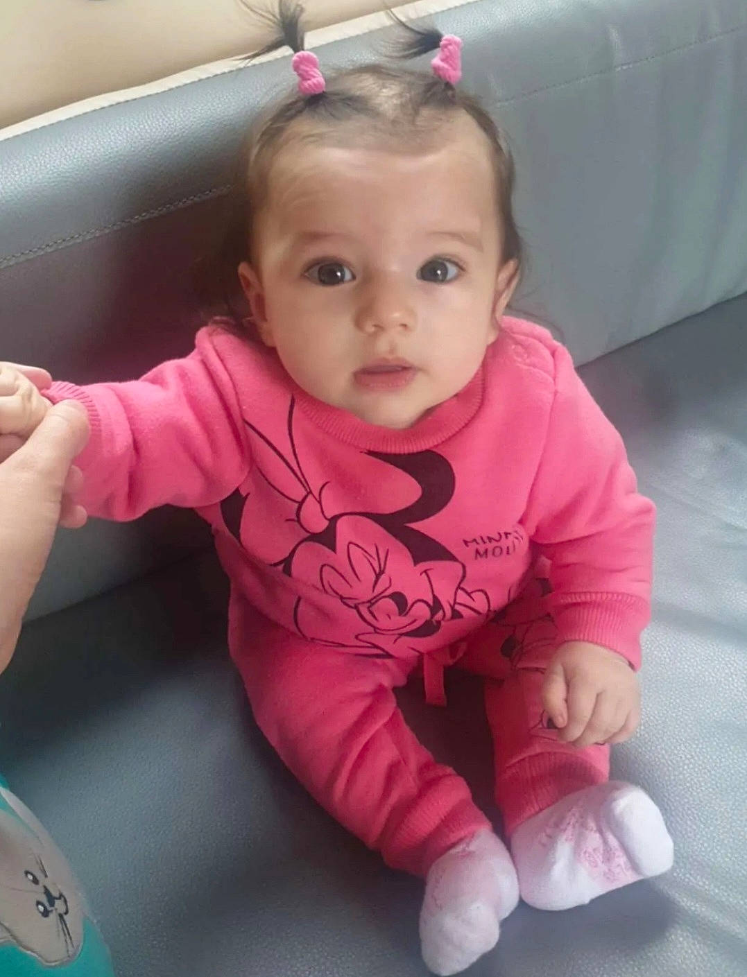 Tessa participe au concours pour gagner de l'argent avec cette photo : baby, baby_toddler_clothing, cheek, child, eye, eyebrow, facial_expression, finger, flooring, hand, happy, lip, mouth, nose, person, pink, product, skin, sleeve, toddler