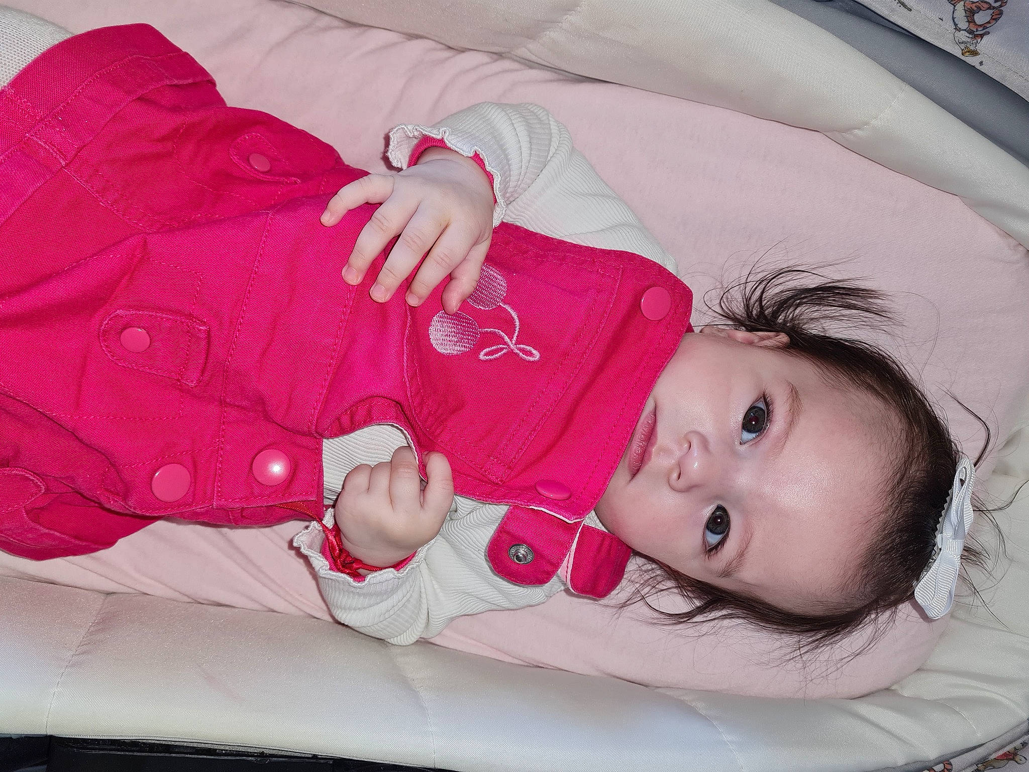 Tessa participe au concours pour gagner de l'argent avec cette photo : baby, baby_products, baby_toddler_clothing, beauty, carmine, cheek, child, comfort, eyelash, happy, lip, magenta, mouth, pattern, person, pink, sitting, skin, sleeve, toddler