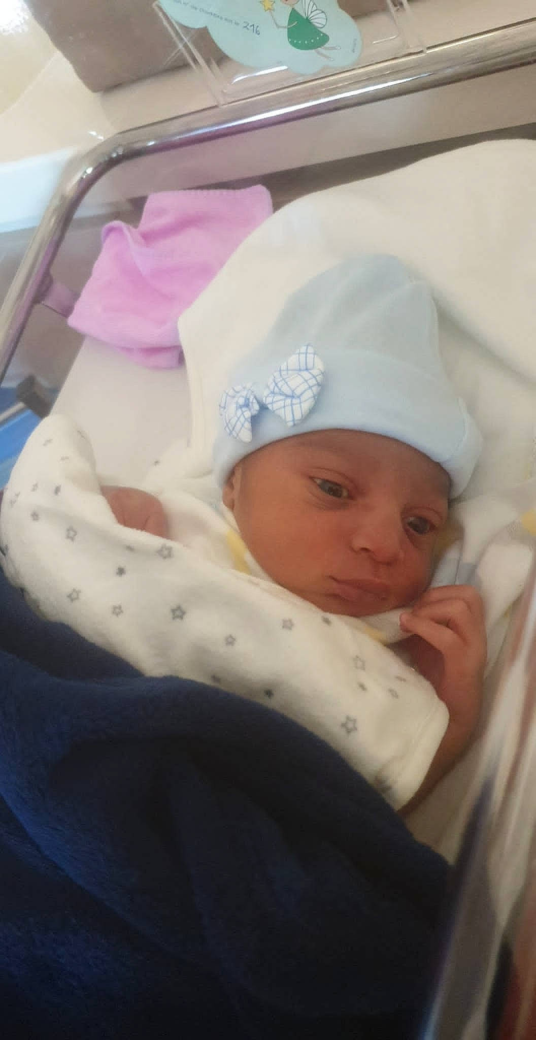 Kylian participe au concours pour gagner de l'argent avec cette photo : baby, baby_products, baby_safety, baby_sleeping, baby_toddler_clothing, bedding, bedtime, bonnet, cap, cheek, child, comfort, hat, headwear, linens, nap, person, room, service, sleep