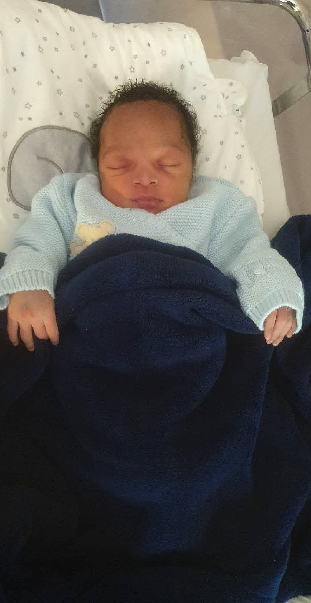 Kylian a rejoint le concours — aidez-le/la à gagner de superbes lots ! baby, baby_sleeping, baby_toddler_clothing, bedding, bedtime, cheek, child, comfort, electric_blue, linens, mouth, nap, nose, person, room, skin, sleep, sleeve, textile, thumb