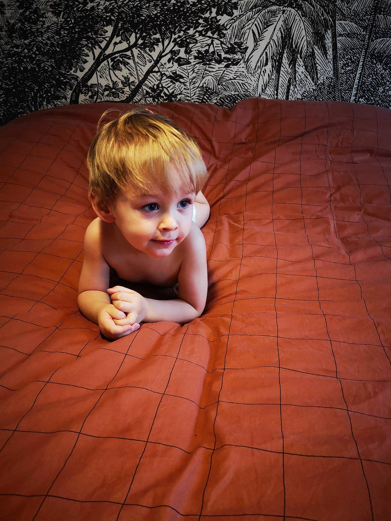 Emilio participe au concours pour gagner de l'argent avec cette photo : baby, cheek, chin, eye, face, facial_expression, flash_photography, floor, flooring, grass, head, iris, mouth, nose, people_in_nature, person, road_surface, skin, standing, toddler