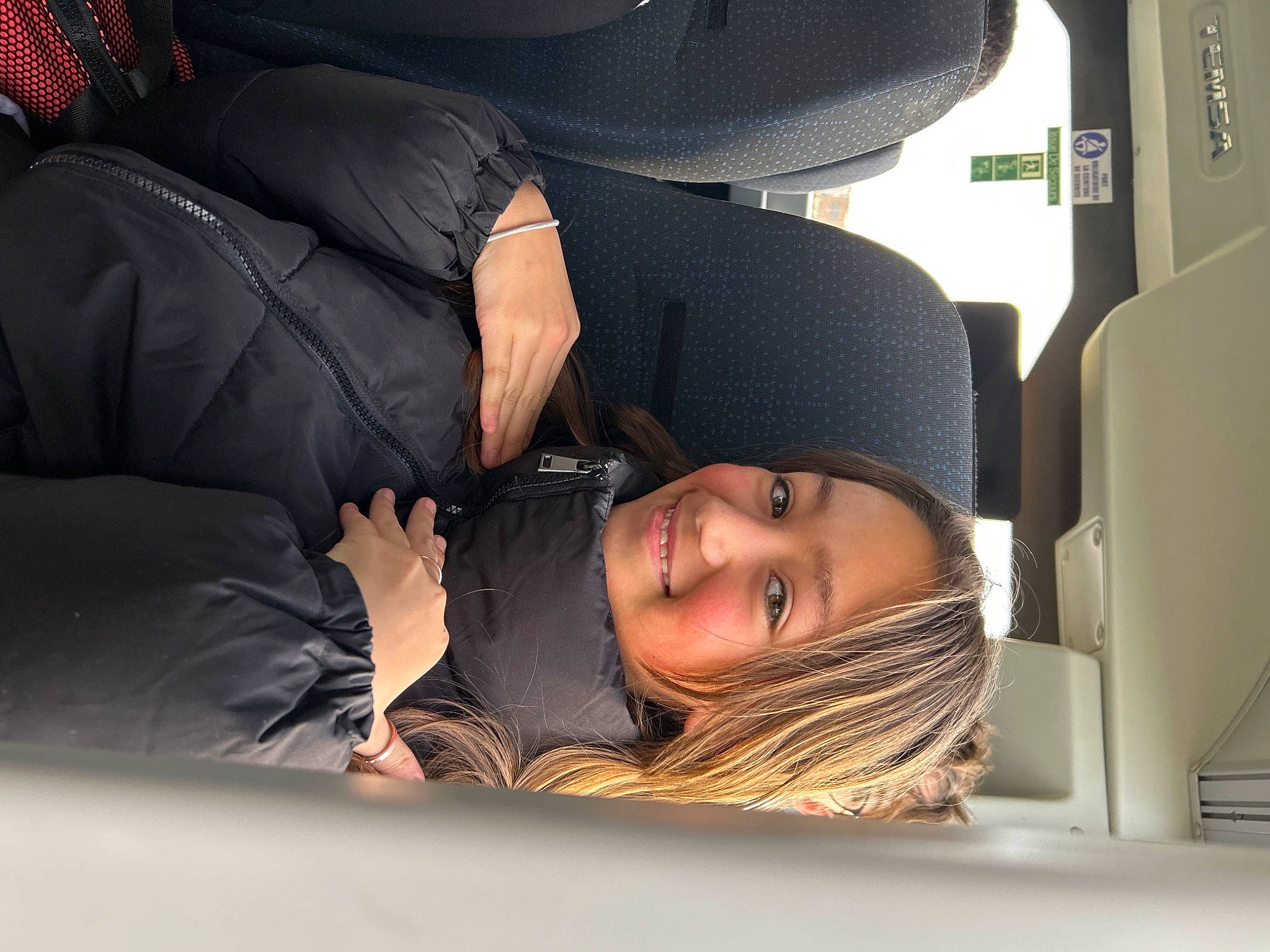 Maélie participe au concours pour gagner de l'argent avec cette photo : auto_part, automotive_design, automotive_exterior, automotive_tire, car_seat, comfort, family_car, flooring, fun, hat, head_restraint, human_leg, joy, luxury_vehicle, motor_vehicle, person, personal_luxury_car, sitting, smile, tree