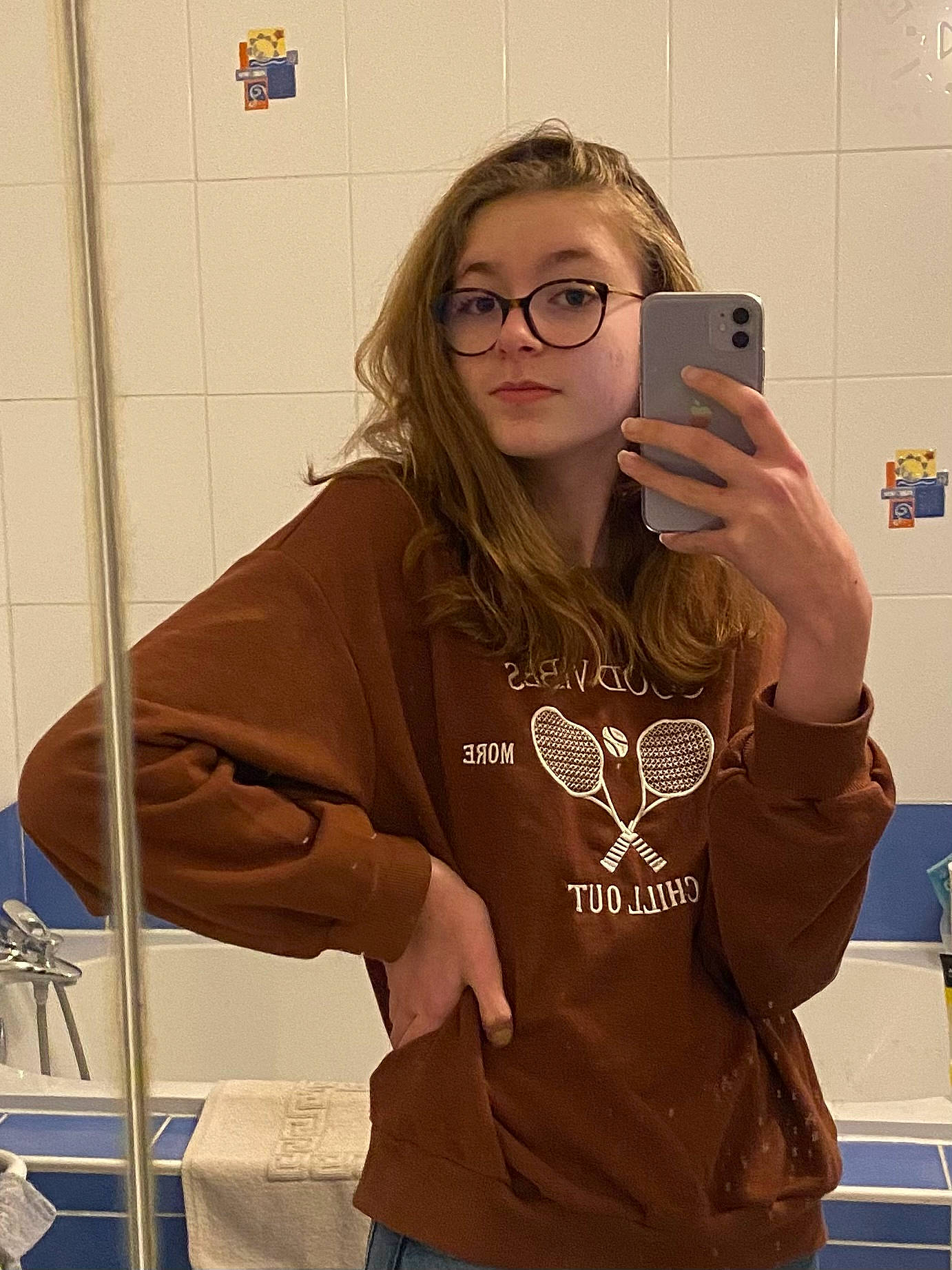 Elisa a rejoint le concours — aidez-le/la à gagner de superbes lots ! arm, chin, cool, eyewear, finger, forehead, fun, gesture, glasses, hairstyle, joint, lip, long_hair, mouth, neck, person, shoulder, sleeve, t_shirt, vision_care