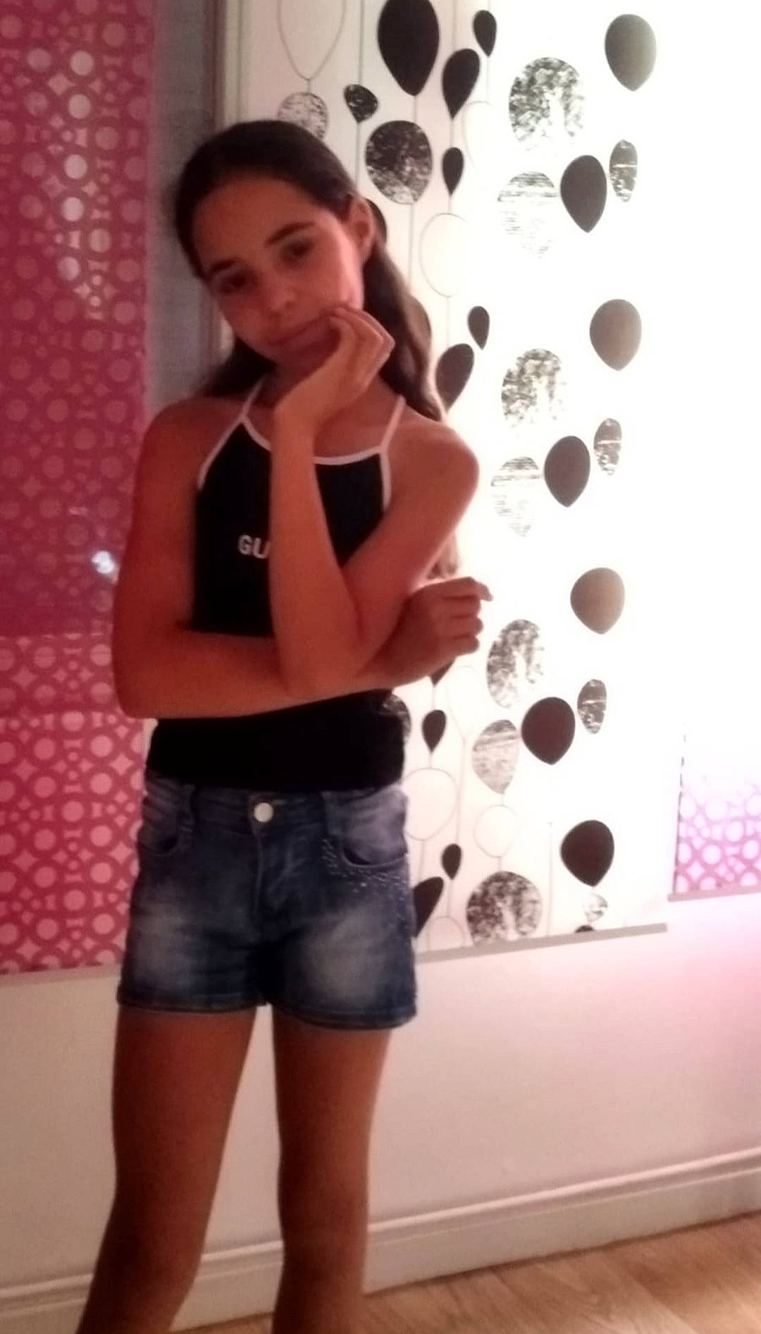 Orlana a rejoint le concours — aidez-le/la à gagner de superbes lots ! abdomen, chest, denim, design, hip, human_leg, interior_design, jean_short, long_hair, pattern, person, pocket, selfie, shorts, shoulder, thigh, trunk, waist, wall_sticker, wallpaper