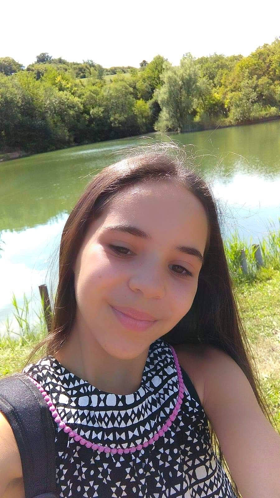 Orlana a rejoint le concours — aidez-le/la à gagner de superbes lots ! bank, beauty, black_hair, body_of_water, clothing, eyebrow, hairstyle, joy, lip, natural_landscape, nature, neck, person, pond, reservoir, selfie, skin, summer, sunlight, water_resources