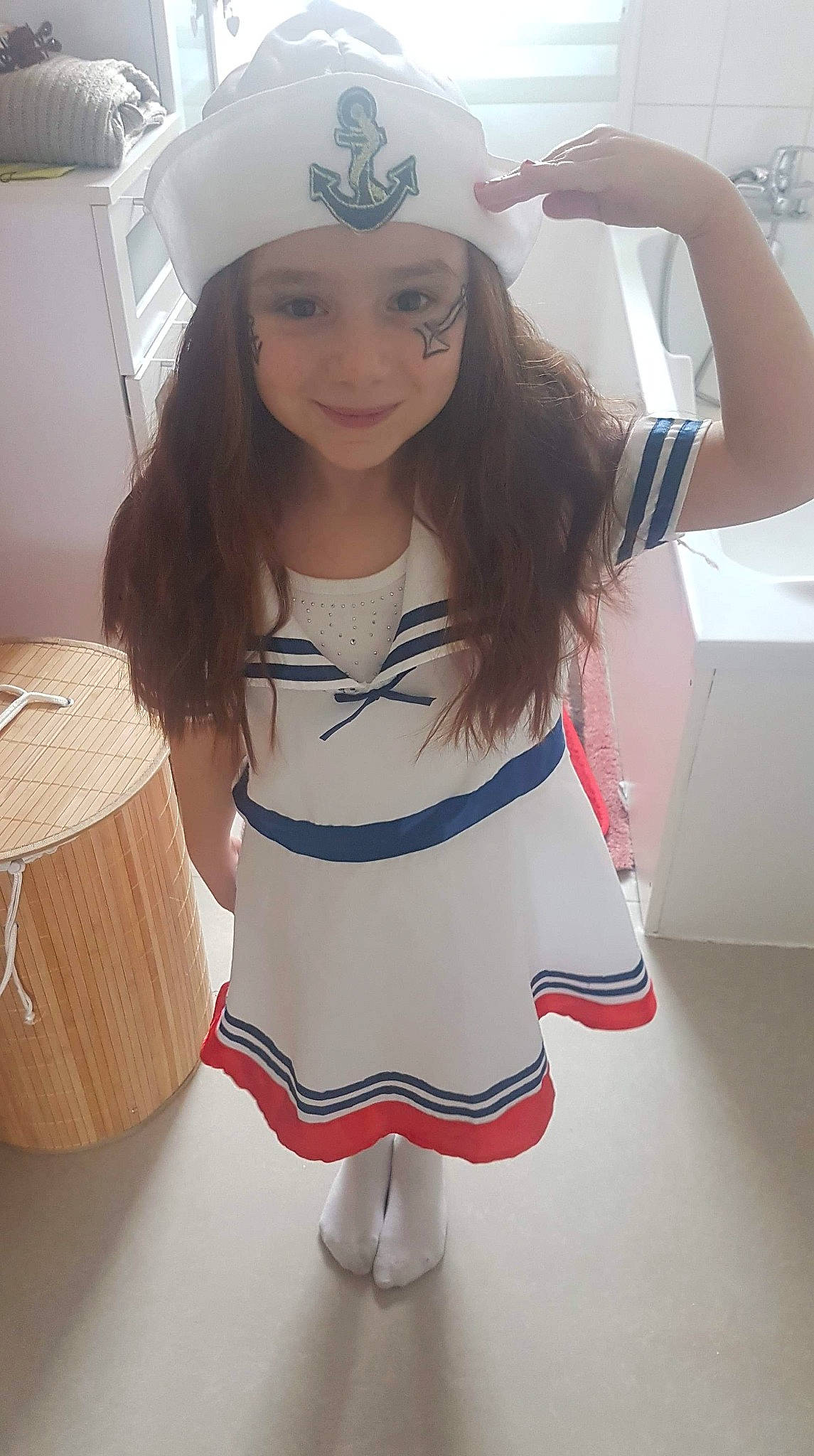 Léna participe au concours pour gagner de l'argent avec cette photo : costume, costume_accessory, crown, day_dress, drum, gesture, hair_accessory, headpiece, headwear, joy, lamp, lighting_accessory, long_hair, membranophone, musical_instrument, one_piece_garment, person, wood