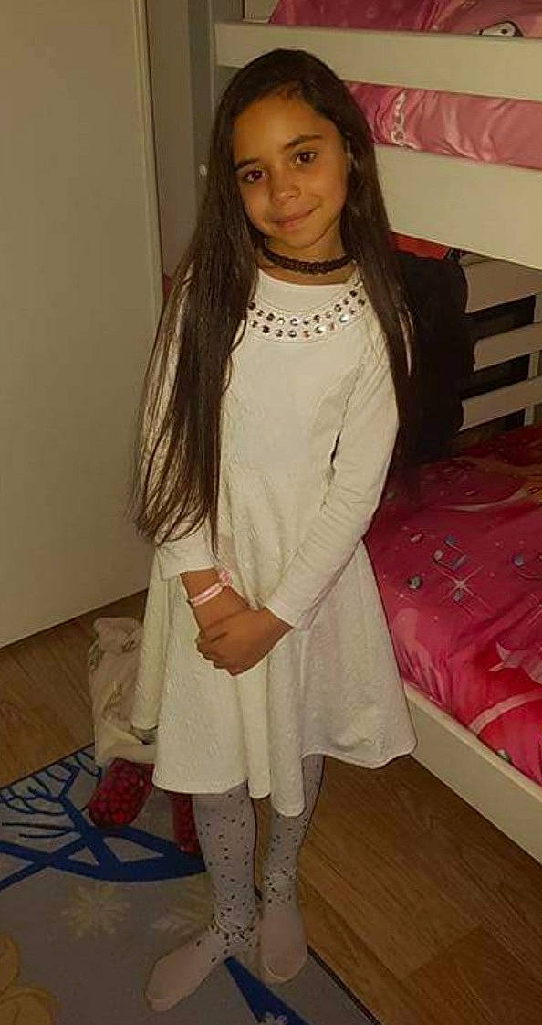 Maëly participe au concours pour gagner de l'argent avec cette photo : ankle, bed, bed_sheet, day_dress, dress, embellishment, fashion_design, floor, flooring, foot, hairstyle, jewellery, joy, layered_hair, linens, long_hair, necklace, one_piece_garment, person, ringlet