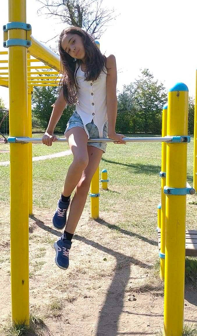 Maëly participe au concours pour gagner de l'argent avec cette photo : beauty, blue, boot, clothing, denim, electric_blue, human_leg, knee, leisure, people_in_nature, person, public_space, shoe, shorts, style, summer, thigh, waist, white, yellow