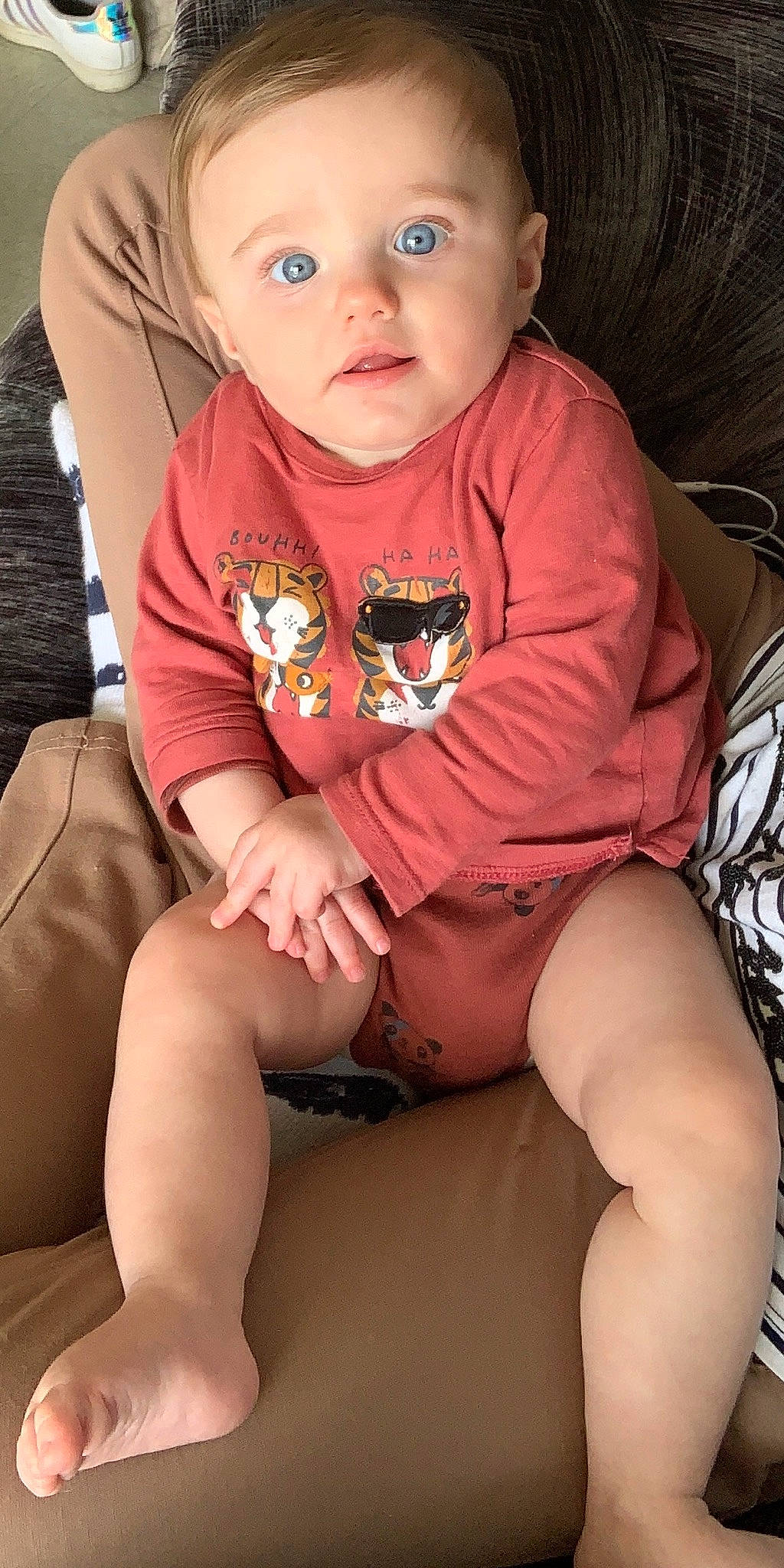 Léo participe au concours pour gagner de l'argent avec cette photo : baby_toddler_clothing, cheek, comfort, eye, finger, hairstyle, head, human_body, joint, lap, leg, lip, mouth, neck, organ, person, pink, skin, sleeve, stomach