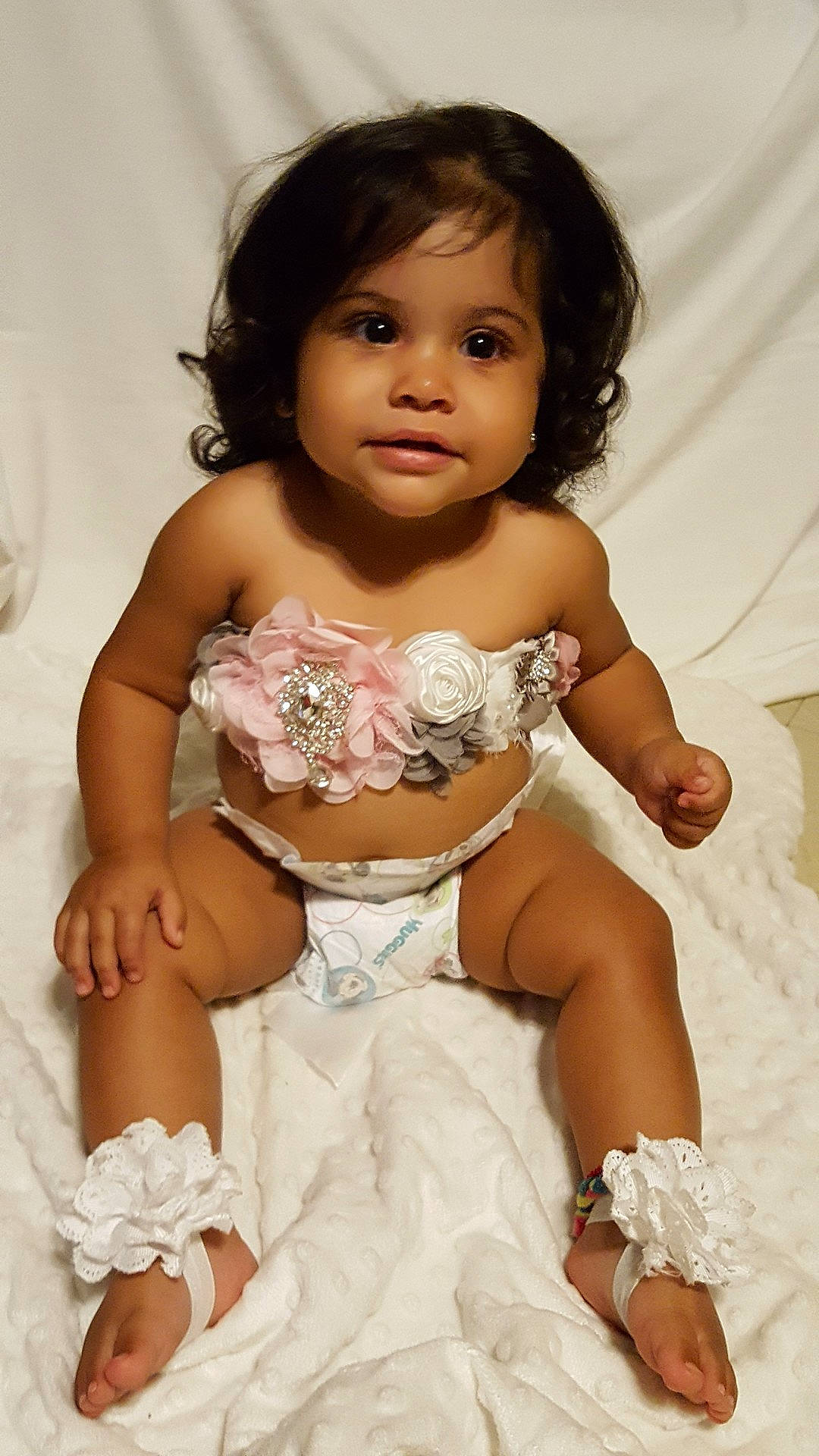 Odairis is registered to the contest to win money with this photo: abdomen, brown_hair, child, child_model, girl, infant, person, photo_shoot, smile, toddler, trunk