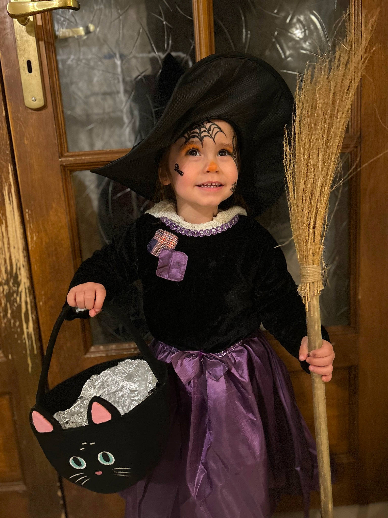 Zaëlya participe au concours pour gagner de l'argent avec cette photo : baby_toddler_clothing, child, costume, costume_hat, dress, embellishment, event, fashion_accessory, fashion_design, formal_wear, fun, fur, hat, headwear, joy, magenta, person, purple, room, sun_hat