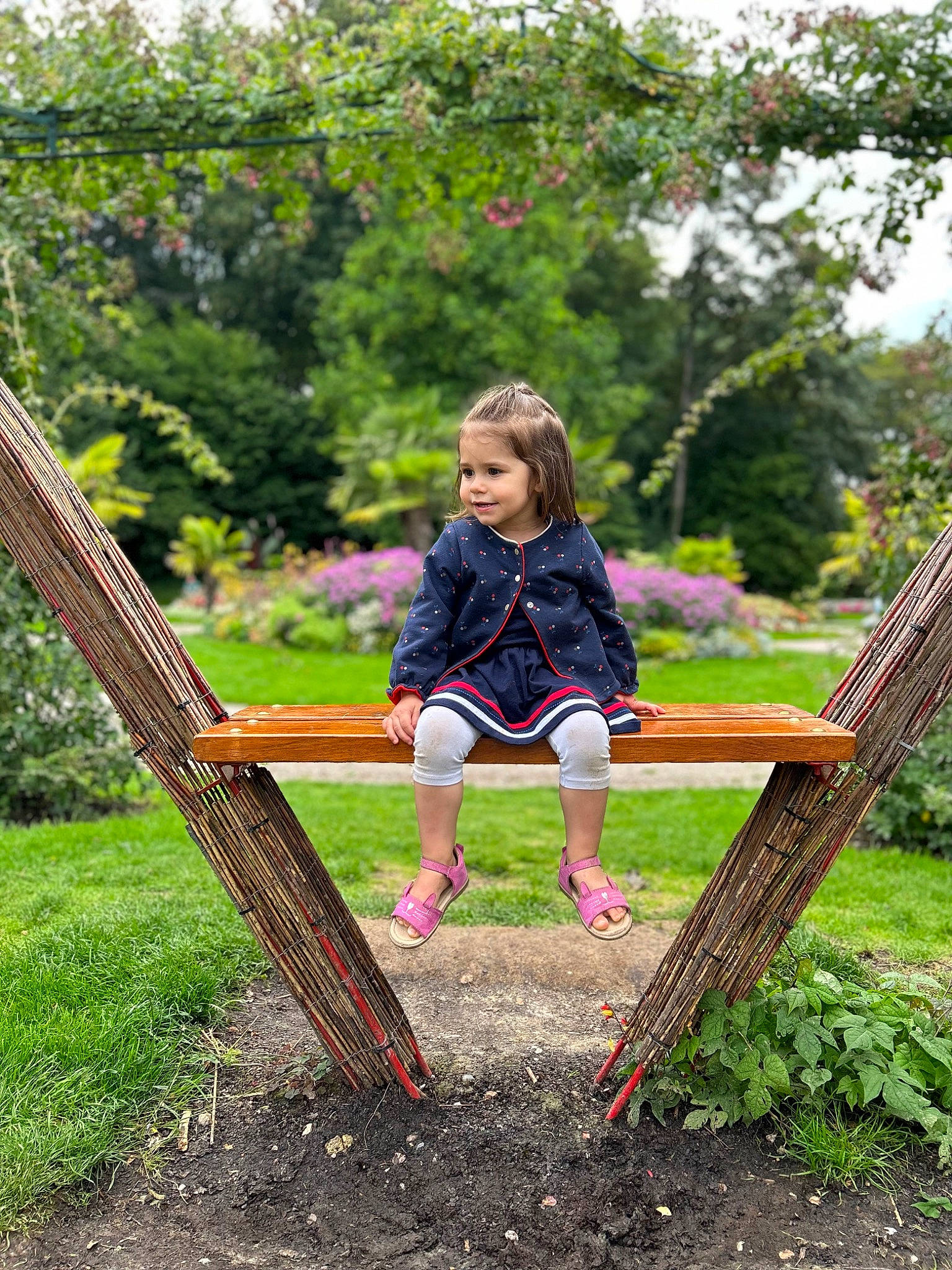 Zaëlya a rejoint le concours — aidez-le/la à gagner de superbes lots ! city, forest, fun, garden, grass, hair, happy, landscape, leisure, magenta, outdoor_play_equipment, people_in_nature, person, plant, recreation, sitting, tints_and_shades, tree, wilderness, wood