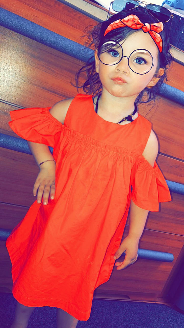 Kinsley participe au concours pour gagner de l'argent avec cette photo : glasses, orange, peach, person, red, smile