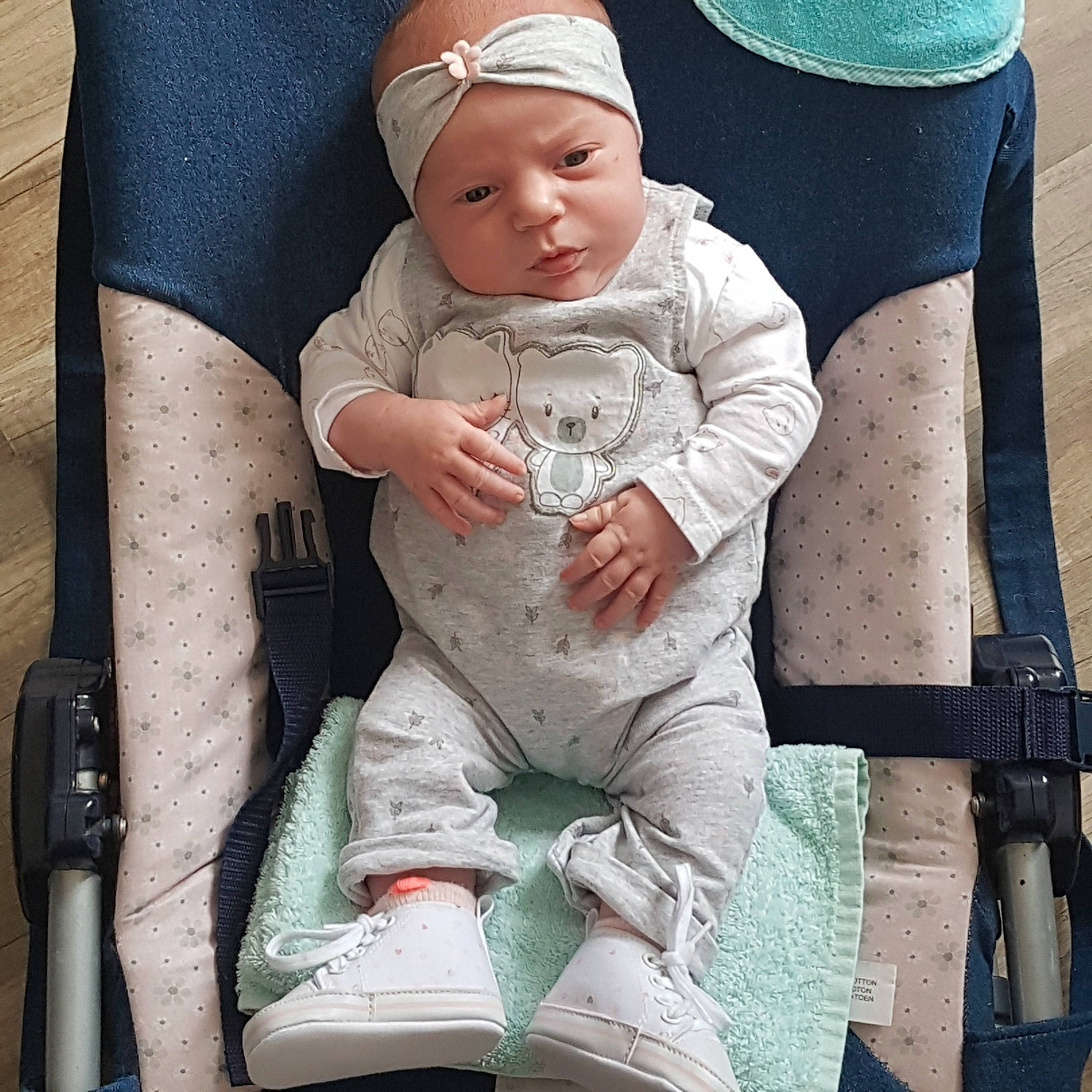 Léna participe au concours pour gagner de l'argent avec cette photo : arm, baby, child, daughter, elbow, hand, headwear, joint, knee, leg, person, shoe, sitting, toddler