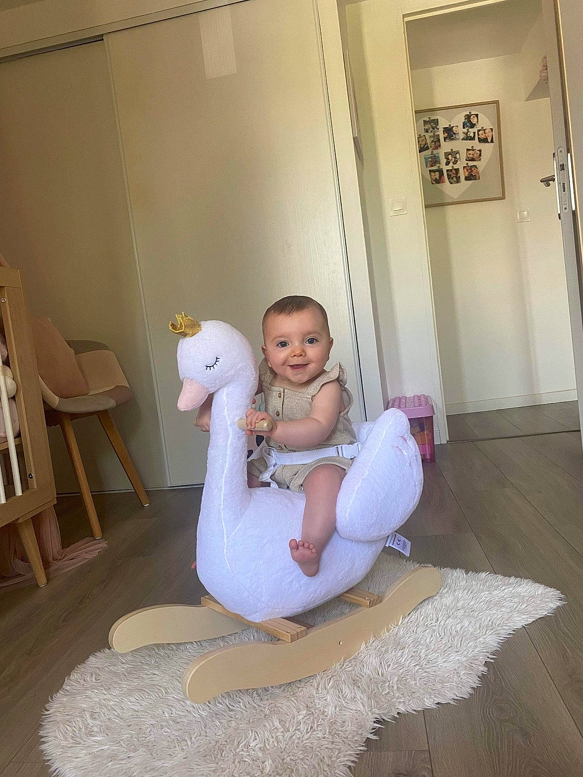 Romy participe au concours pour gagner de l'argent avec cette photo : abdomen, beauty, boot, chair, comfort, door, fashion_design, floor, flooring, foot, human_leg, joy, knee, leg, person, plaster, room, sandal, sitting, smile