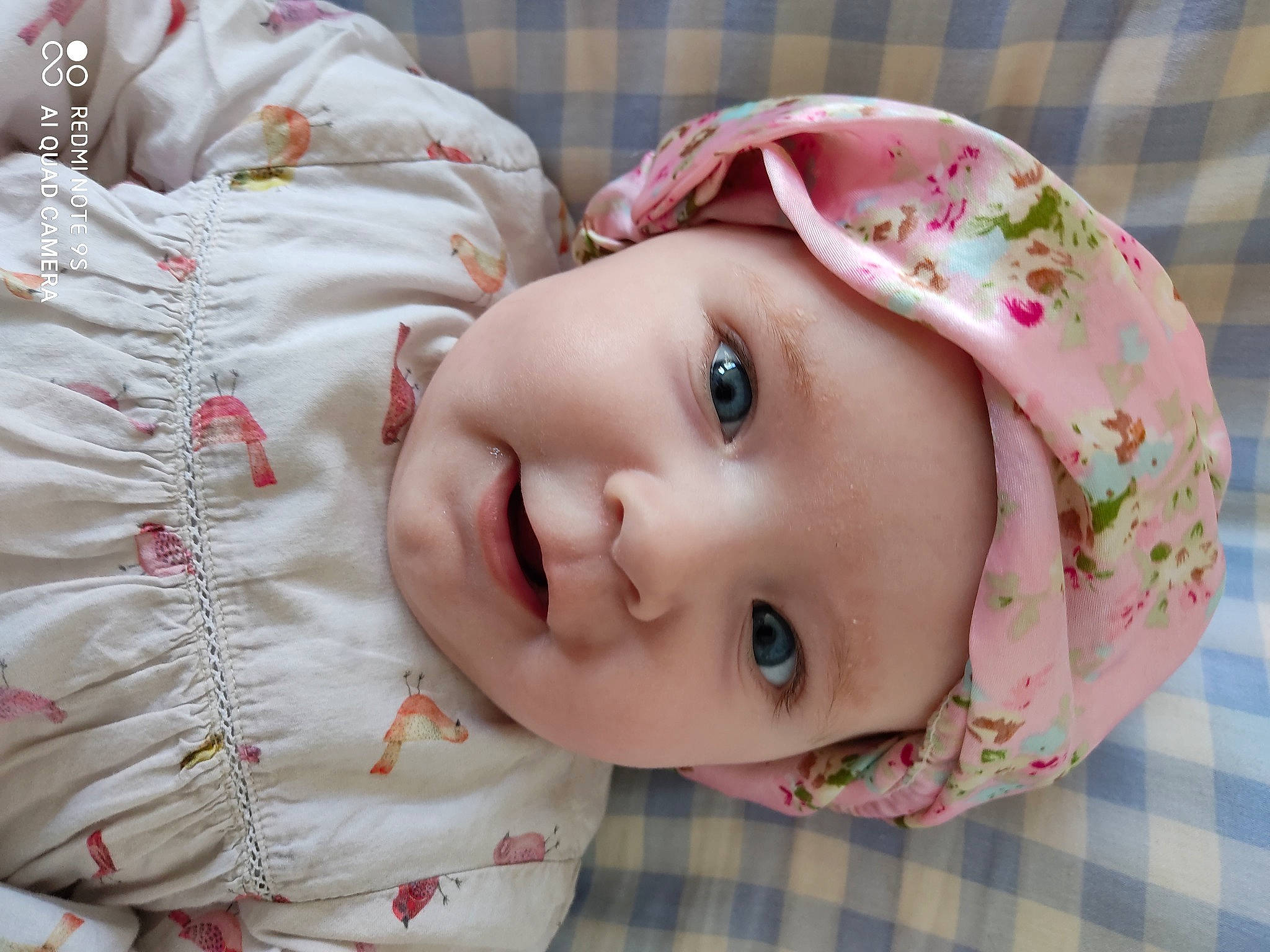 Inna a rejoint le concours — aidez-le/la à gagner de superbes lots ! baby, baby_toddler_clothing, cheek, chin, eye, eyebrow, eyelash, face, happy, hat, head, headwear, iris, lip, nose, person, pink, plaid, skin, sleeve