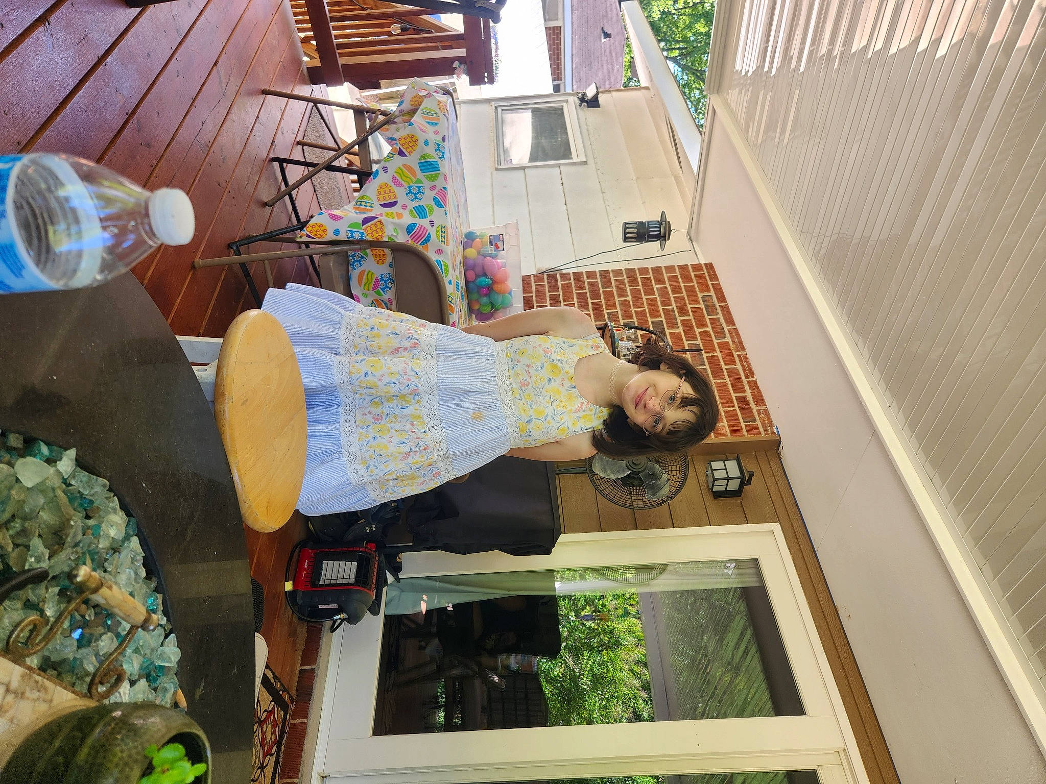 Hannelore is registered to the contest to win money with this photo: fun, joy, leisure, person, plant, plastic, plastic_bag, room, tableware, urban_design, visual_arts, wood