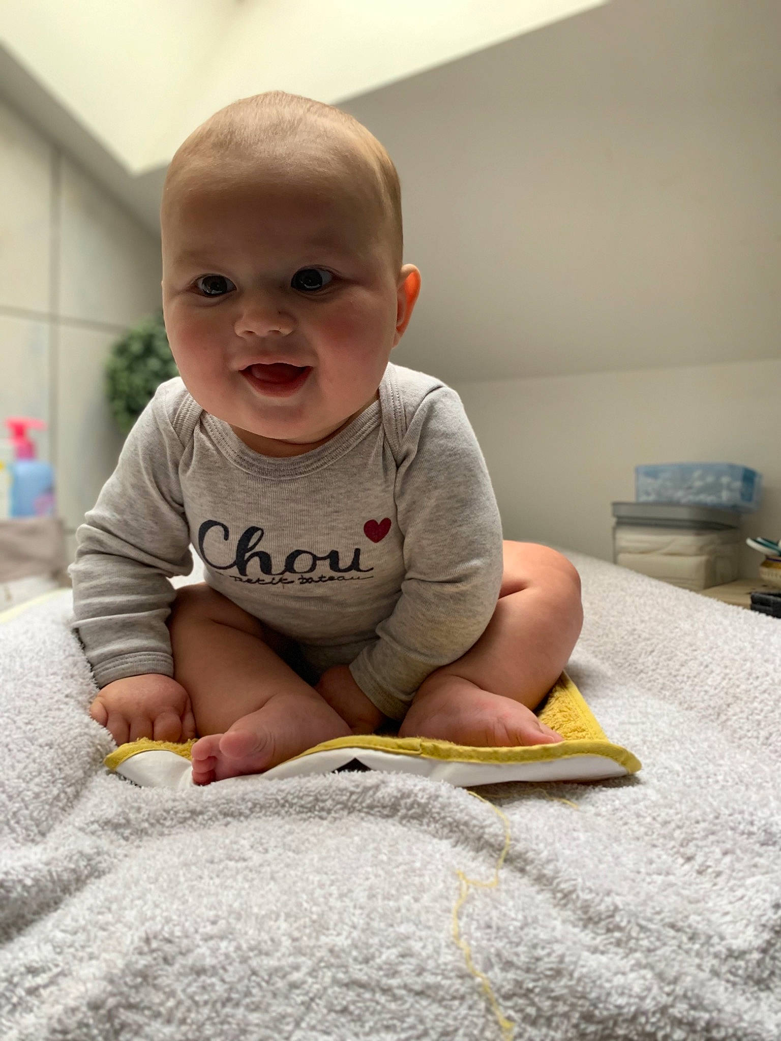 Raphaël a rejoint le concours — aidez-le/la à gagner de superbes lots ! baby, baby_toddler_clothing, cheek, chin, comfort, eye, facial_expression, floor, flooring, fun, hairstyle, happy, knee, nose, person, skin, sleeve, smile, standing, t_shirt