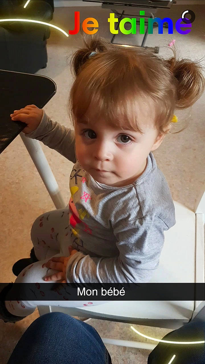 Emma a rejoint le concours — aidez-le/la à gagner de superbes lots ! child, ear, girl, hair, human_hair_color, person, photo_caption, product, toddler