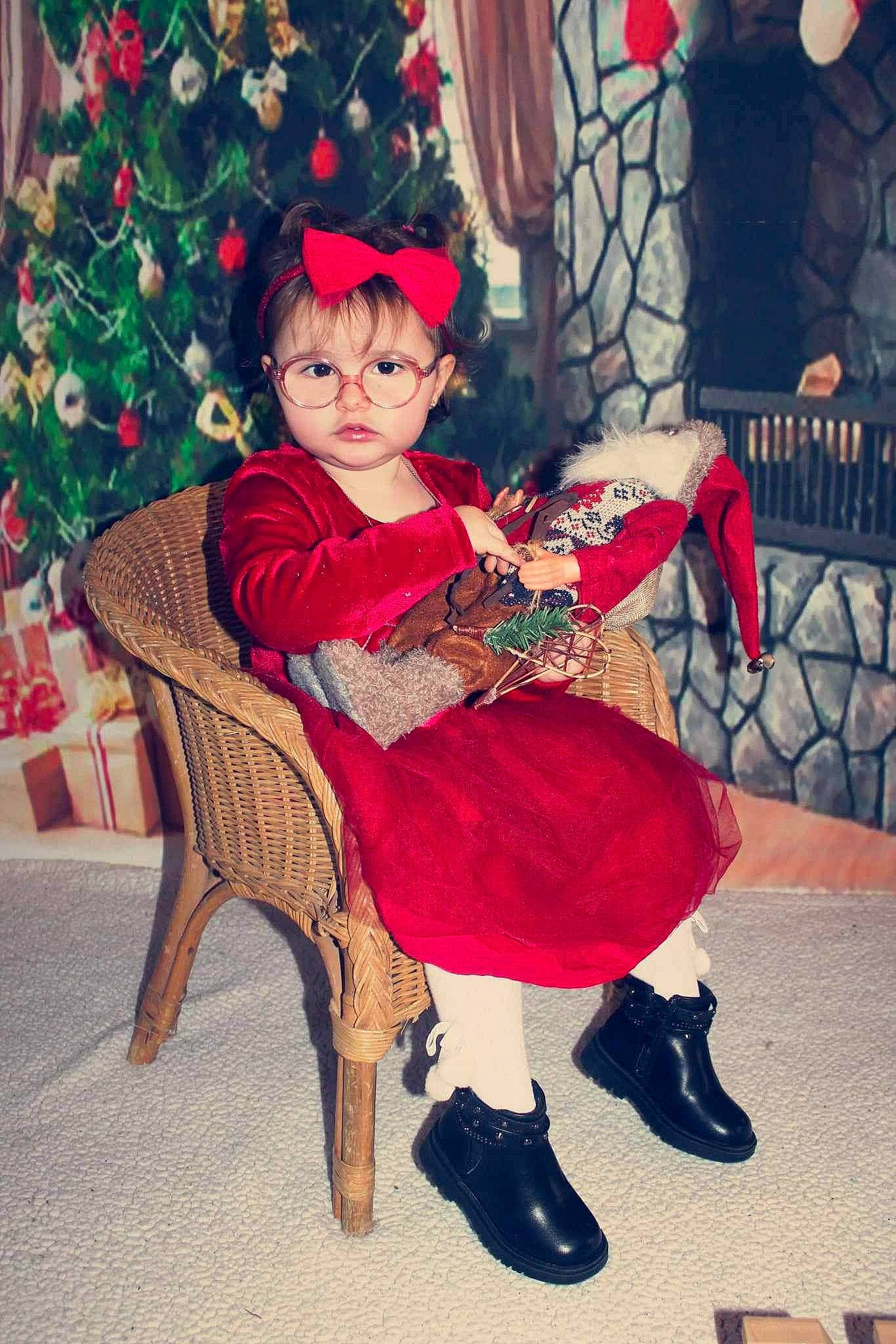 Illyana a rejoint le concours — aidez-le/la à gagner de superbes lots ! art, carmine, child, christmas_tree, dress, event, face, fashion_design, fur, happy, holiday, human_leg, lap, ornament, painting, pattern, person, shoe, sitting, sleeve