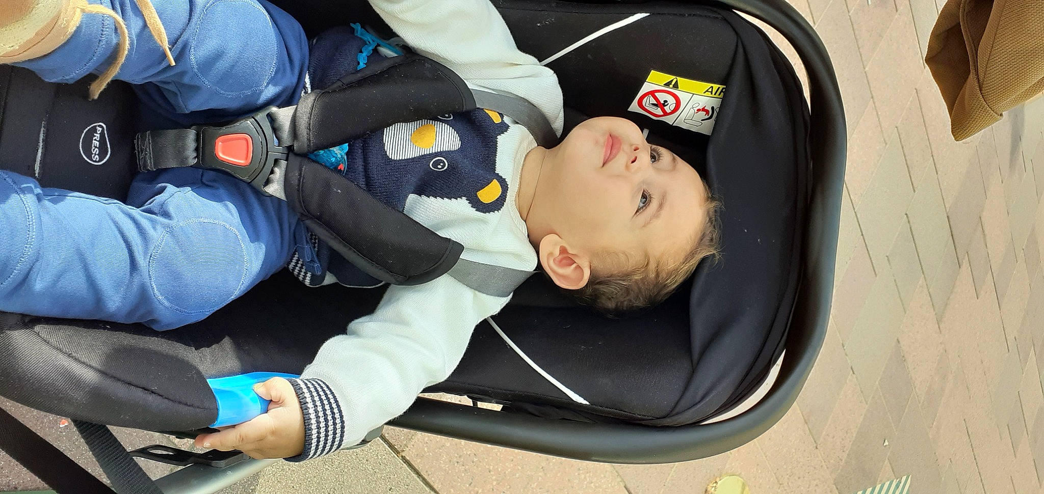 Daris a rejoint le concours — aidez-le/la à gagner de superbes lots ! auto_part, automotive_design, automotive_exterior, baby, baby_carriage, baby_in_car_seat, baby_products, baby_safety, baby_toddler_clothing, bag, car_seat, child, comfort, family_car, motor_vehicle, person, personal_protective_equipment, toddler, vehicle, vehicle_door