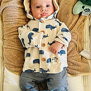 Aliocha a rejoint le concours — aidez-le/la à gagner de superbes lots ! baby, infant, hoodie, whale_pattern, striped_pants, towel, plush_toy, face, eyes, clothing, cute, lying_down, indoor, soft_texture, child, young, portrait, cozy, pillow, expression