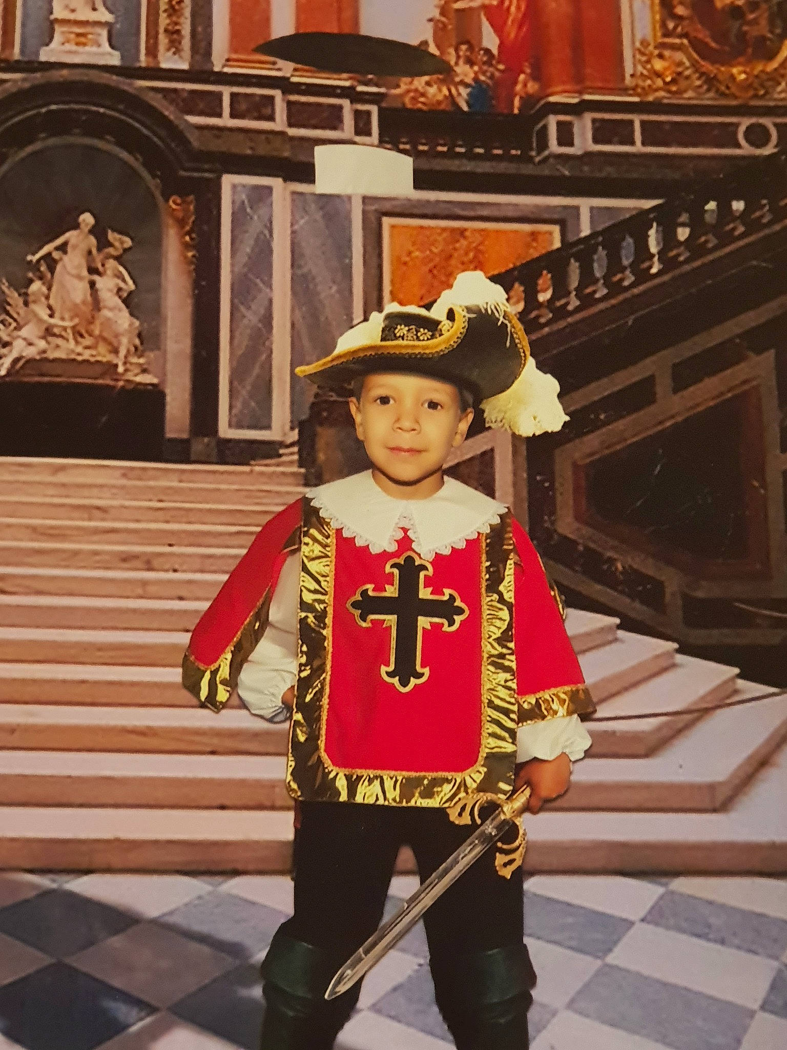 Sebastian a rejoint le concours — aidez-le/la à gagner de superbes lots ! art, child, costume, headwear, person