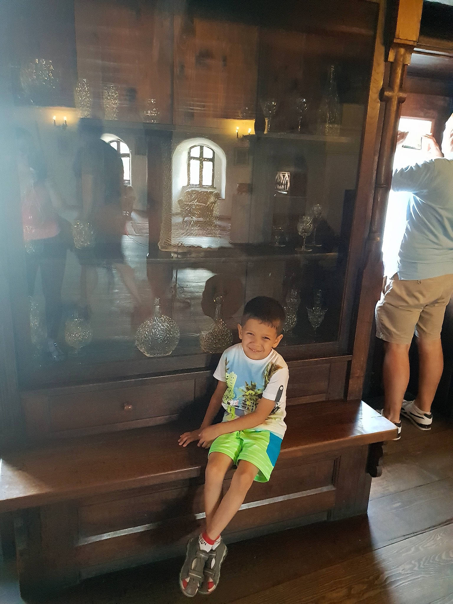 Sebastian participe au concours pour gagner de l'argent avec cette photo : child, fun, joy, person, standing, temple