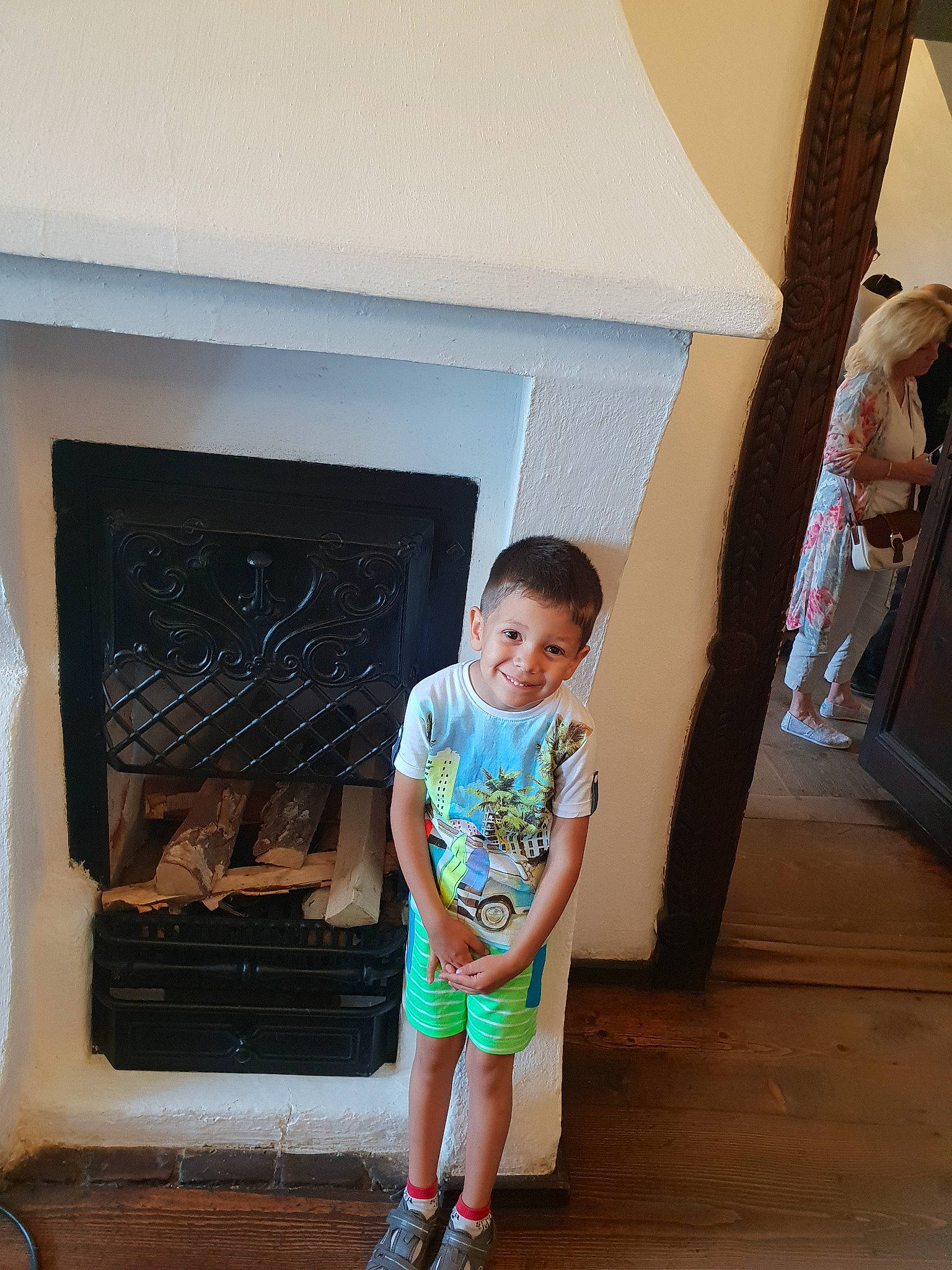 Sebastian a rejoint le concours — aidez-le/la à gagner de superbes lots ! child, fawn, floor, fun, hardwood, joy, leg, person, play, room, shoulder, standing, toddler, wood