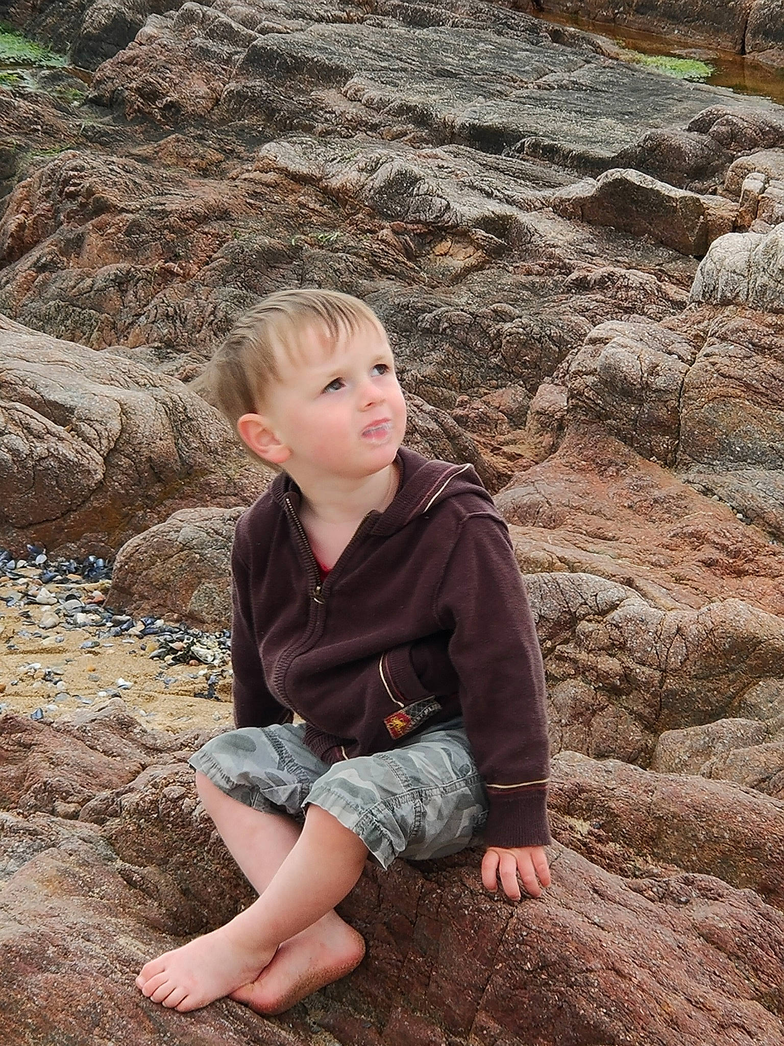 élouan participe au concours pour gagner de l'argent avec cette photo : bedrock, eye, foot, fun, geology, grass, green, landscape, leaf, leg, leisure, people_in_nature, person, photograph, plant, rock, sitting, soil, toddler, tree