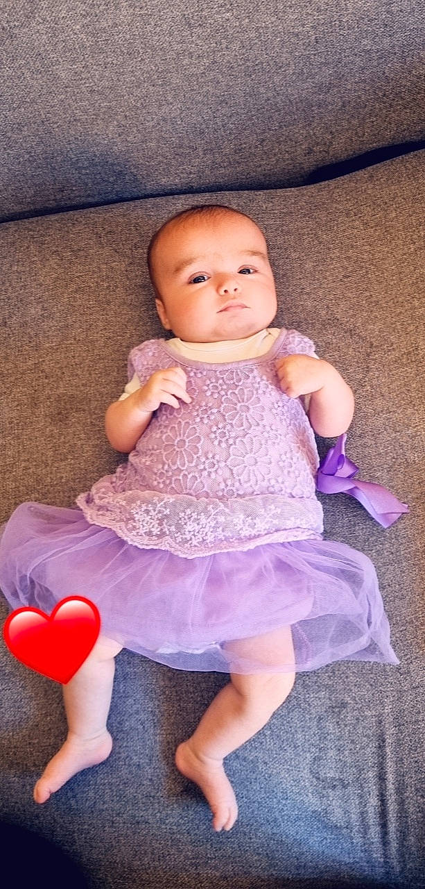 Kessie a rejoint le concours — aidez-le/la à gagner de superbes lots ! baby, baby_toddler_clothing, balloon, comfort, finger, hand, happy, human_body, knee, magenta, neck, person, pink, product, purple, skin, sleeve, textile, thigh, toddler