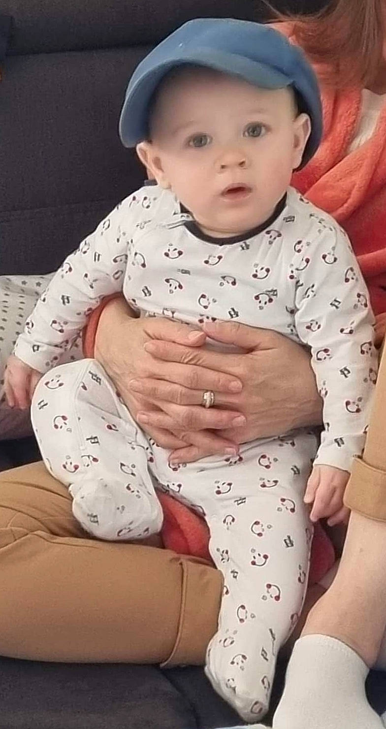 Elliott a rejoint le concours — aidez-le/la à gagner de superbes lots ! baby, baby_toddler_clothing, cheek, comfort, eye, face, happy, head, headwear, joint, knee, lip, neck, person, photograph, pink, skin, sleeve, stomach, thigh