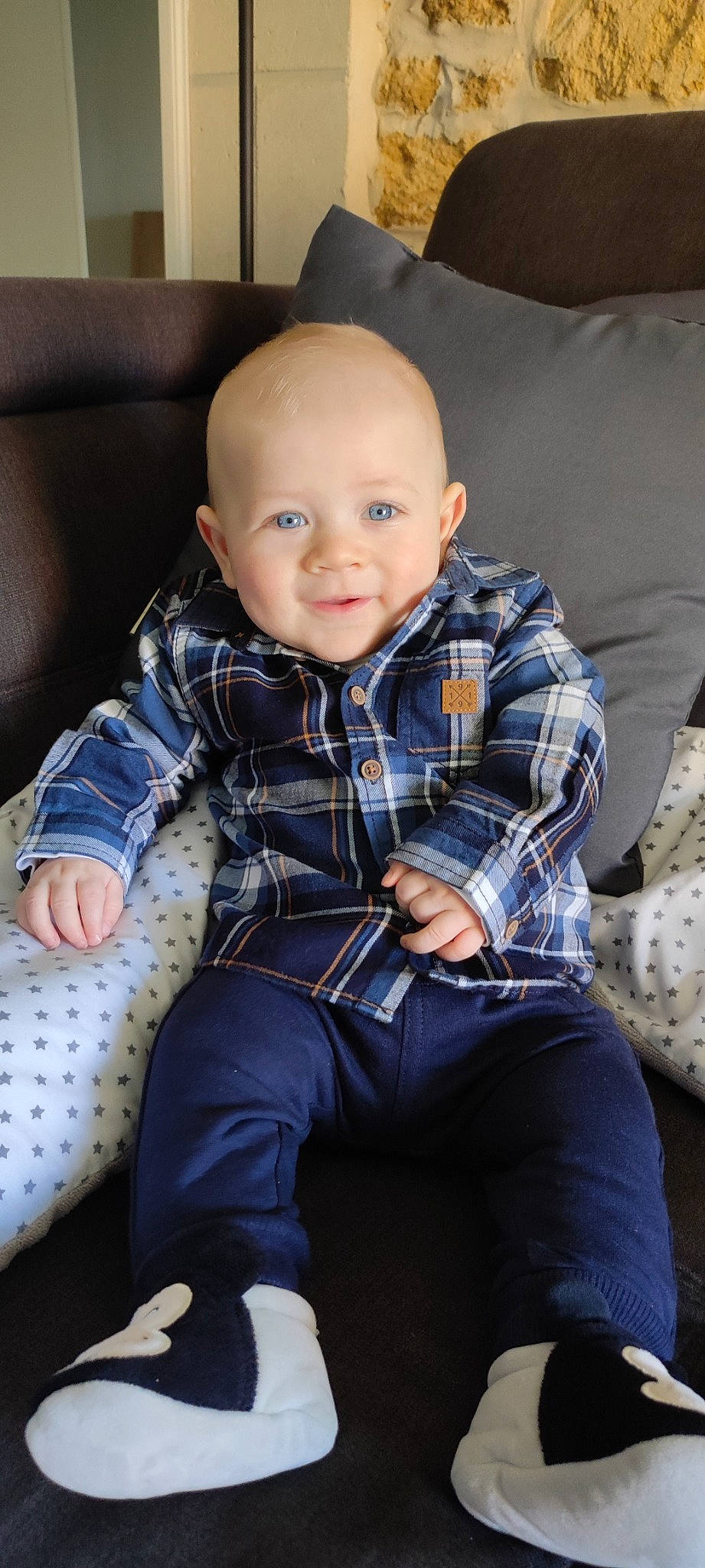 Elliott a rejoint le concours — aidez-le/la à gagner de superbes lots ! baby, baby_toddler_clothing, cheek, clothing, collar, comfort, cool, couch, dress_shirt, facial_expression, finger, flash_photography, head, joy, leg, person, plaid, skin, sleeve, smile
