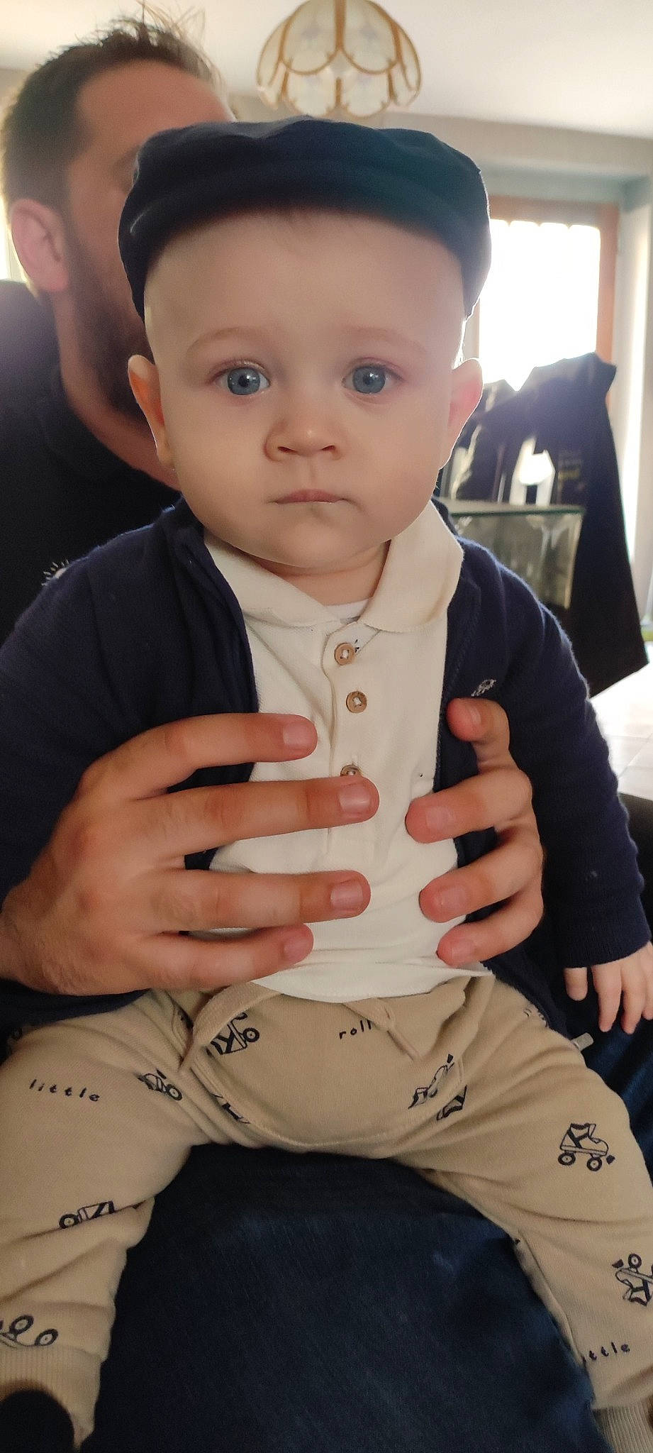 Elliott a rejoint le concours — aidez-le/la à gagner de superbes lots ! baby, baby_toddler_clothing, cheek, child, drinkware, eye, face, finger, gesture, hand, happy, lip, nose, person, sitting, skin, sleeve, standing, thumb, toddler