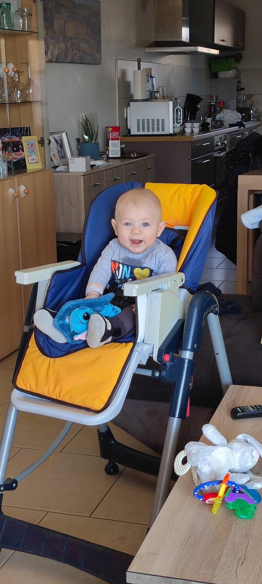 Elliott a rejoint le concours — aidez-le/la à gagner de superbes lots ! baby, baby_products, baby_safety, baby_toddler_clothing, blue, chair, child, cleanliness, comfort, electric_blue, lap, person, plastic_bag, room, service, sitting, smile, toddler