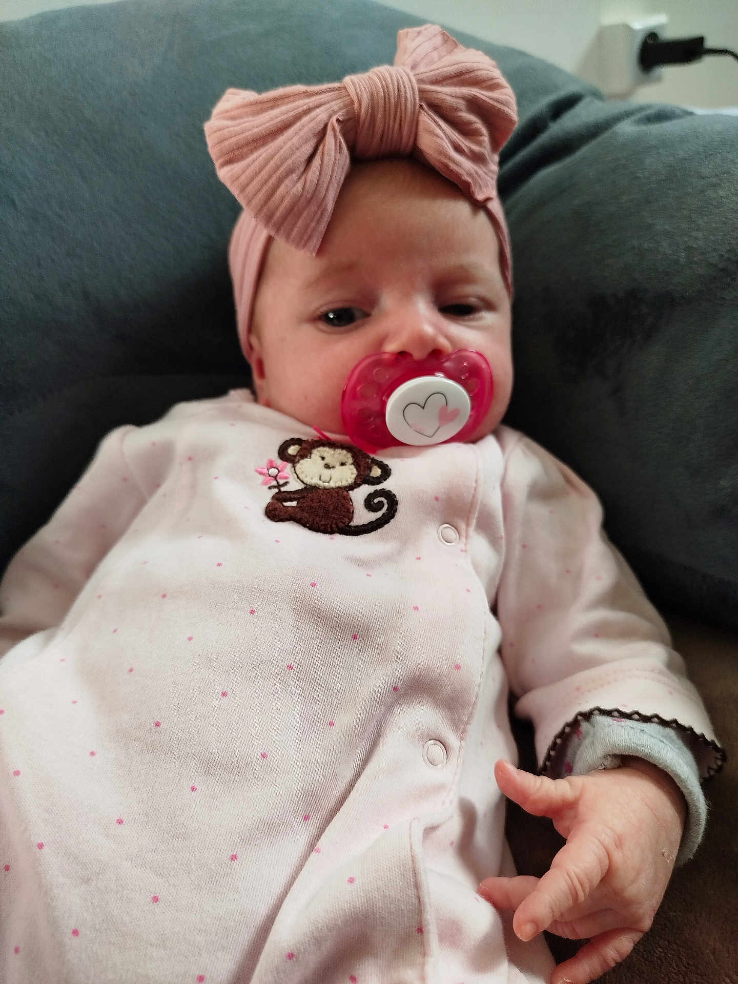 Illyana a rejoint le concours — aidez-le/la à gagner de superbes lots ! accessories, baby, blanket, bodypart, bonnet, cap, clothing, couch, cushion, face, finger, furniture, hand, hat, head, homedecor, newborn, person, photography, portrait
