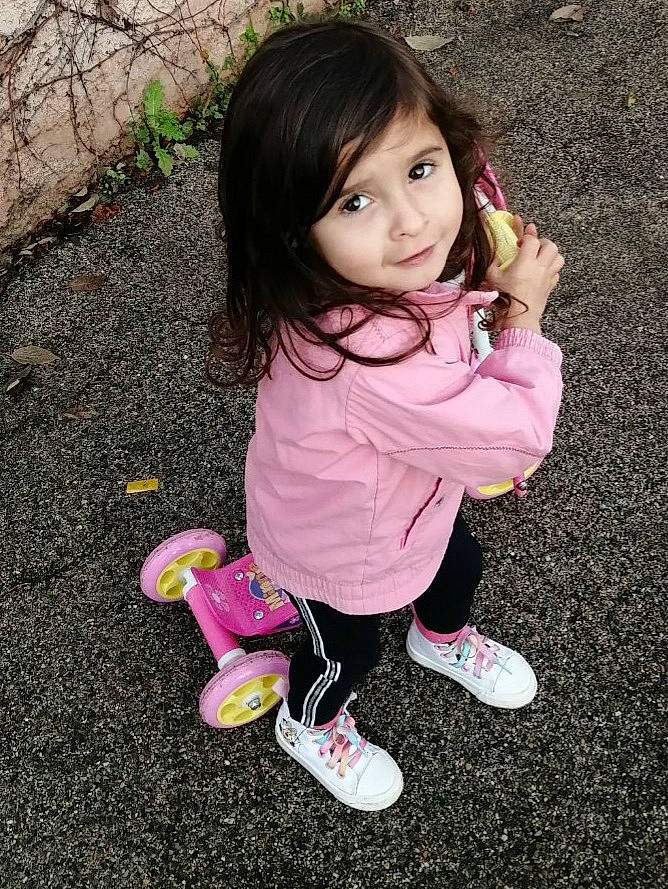 Hanna a rejoint le concours — aidez-le/la à gagner de superbes lots ! arm, baby_toddler_clothing, bangs, cheek, child, fun, grass, hand, happy, human_body, magenta, pattern, person, pink, sitting, skin, sleeve, smile, sneakers, sock