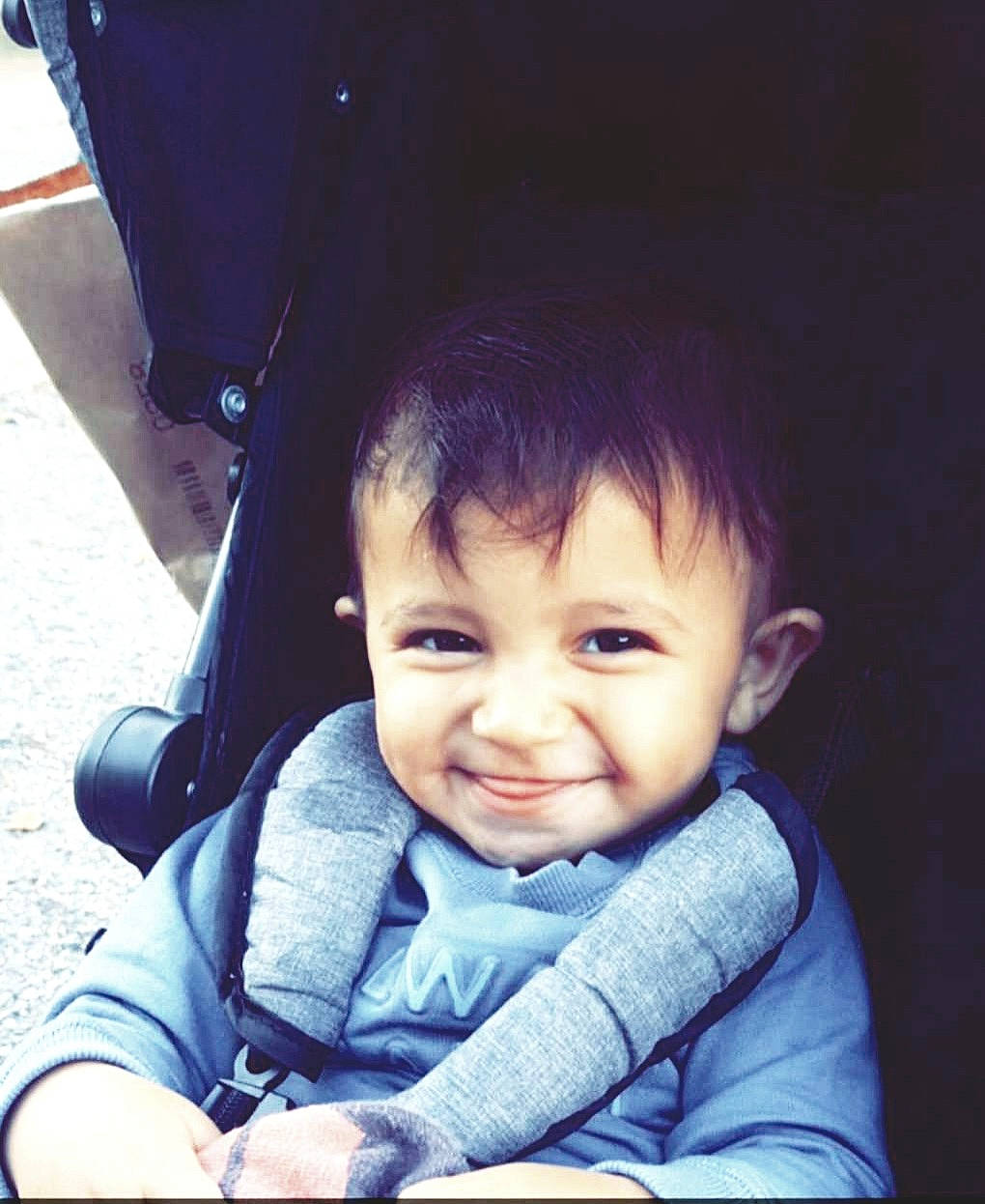 Chayni a rejoint le concours — aidez-le/la à gagner de superbes lots ! baby, baby_products, baby_toddler_clothing, beauty, black_hair, cheek, child, comfort, cool, electric_blue, flash_photography, fun, gesture, grass, happy, joy, person, sitting, skin, smile