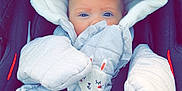 Aïlys a rejoint le concours — aidez-le/la à gagner de superbes lots ! baby, blue_eyes, bunny_ears, car_seat, child, close_up, cute, hood, infant, mittens, outdoor, people_in_background, portrait, red_buckle, road, seat, snowsuit, straps, warm_clothing, winter_clothing