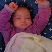 Aïlys participe au concours pour gagner de l'argent avec cette photo : baby, blanket, child, comfort, cozy, cute, face, hands, head, indoors, infant, nap, peaceful, pillow, purple_clothing, resting, sleeping, soft, star_pattern, warm