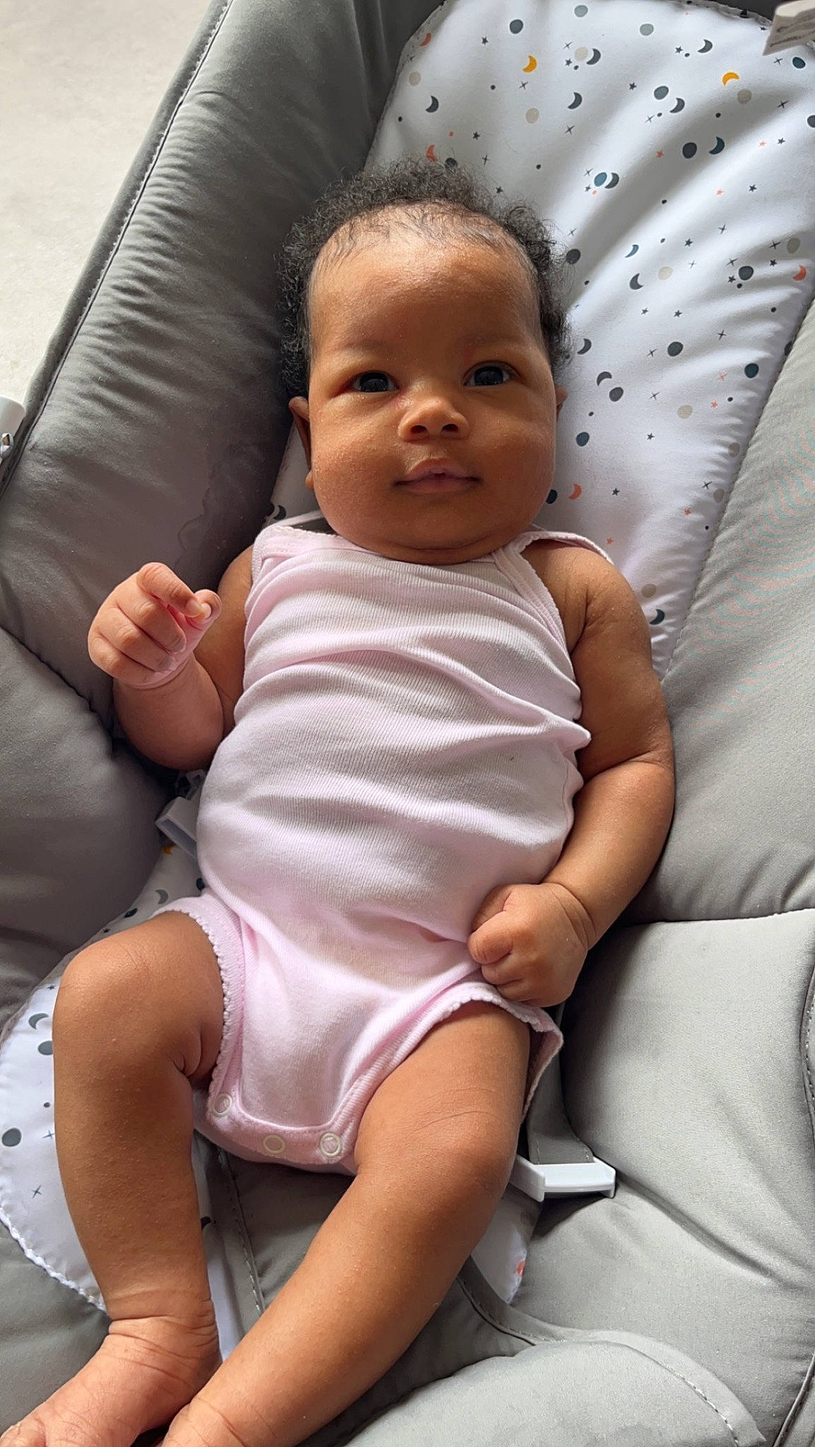 Mariam a rejoint le concours — aidez-le/la à gagner de superbes lots ! baby, baby_toddler_clothing, cheek, child, comfort, eye, finger, hairstyle, happy, head, leg, lip, mouth, person, pink, shoulder, skin, smile, thigh, toddler