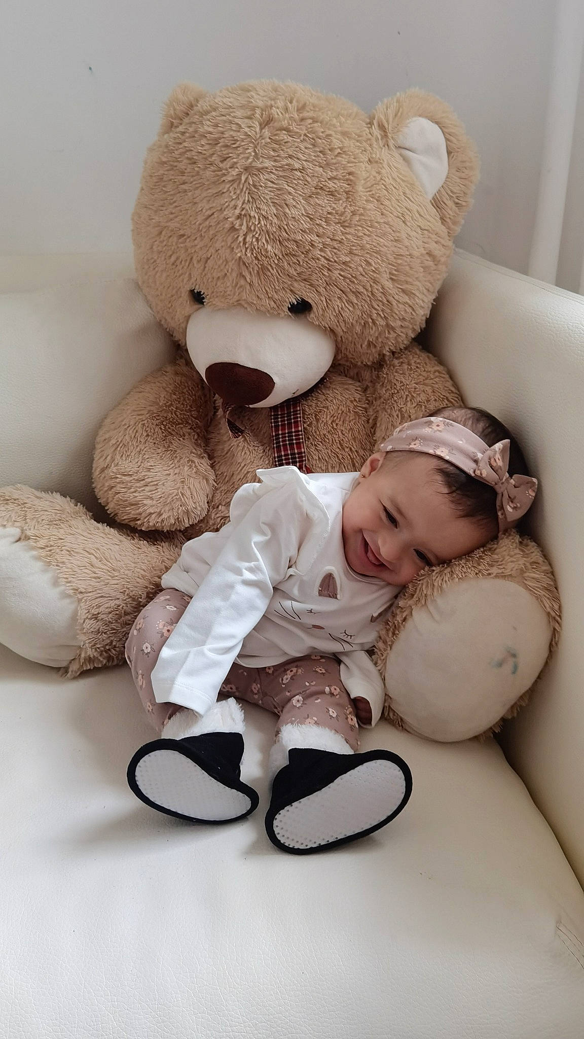 Maya participe au concours pour gagner de l'argent avec cette photo : child, comfort, design, eye_glass_accessory, fur, happy, joy, linens, mammal, organ, person, plush, product, room, stuffed_toy, teddy_bear, textile, toddler, toy, vertebrate