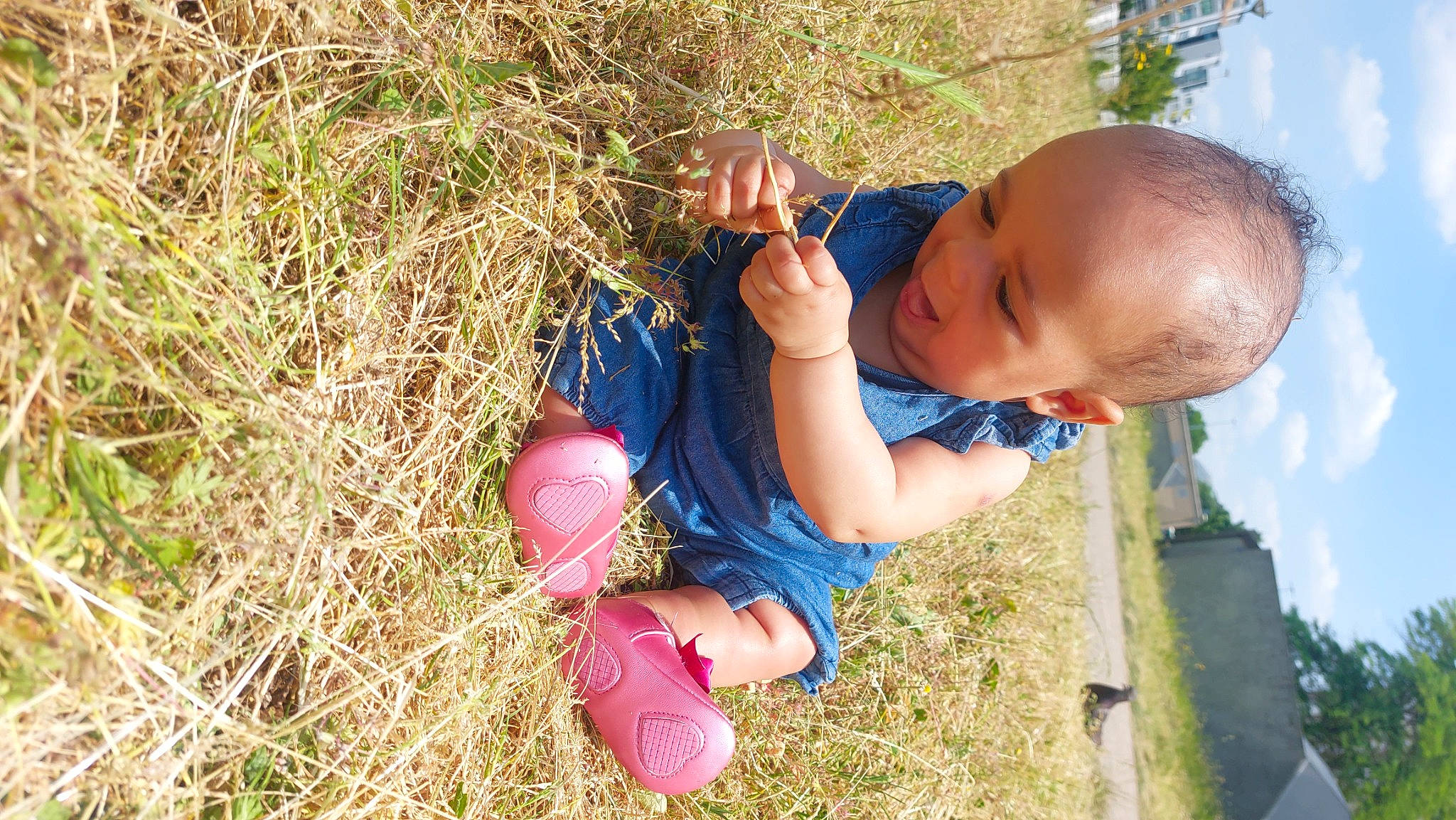 Mélina a rejoint le concours — aidez-le/la à gagner de superbes lots ! adaptation, baby, baby_toddler_clothing, child, electric_blue, fun, grass, grass_family, happy, leisure, people_in_nature, person, plant, play, sitting, sky, soil, spring, toddler, tree