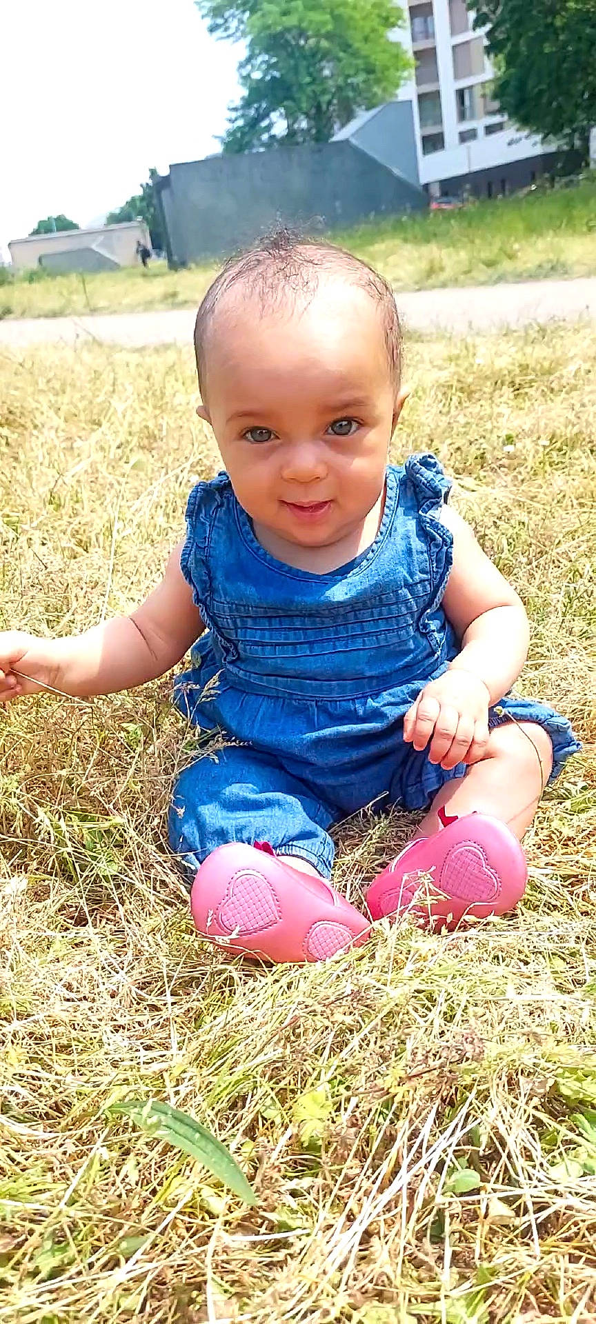 Mélina a rejoint le concours — aidez-le/la à gagner de superbes lots ! baby_toddler_clothing, child, eye, finger, fun, grass, grass_family, grassland, happy, head, meadow, people_in_nature, person, plant, prairie, sitting, smile, soil, sunlight, t_shirt