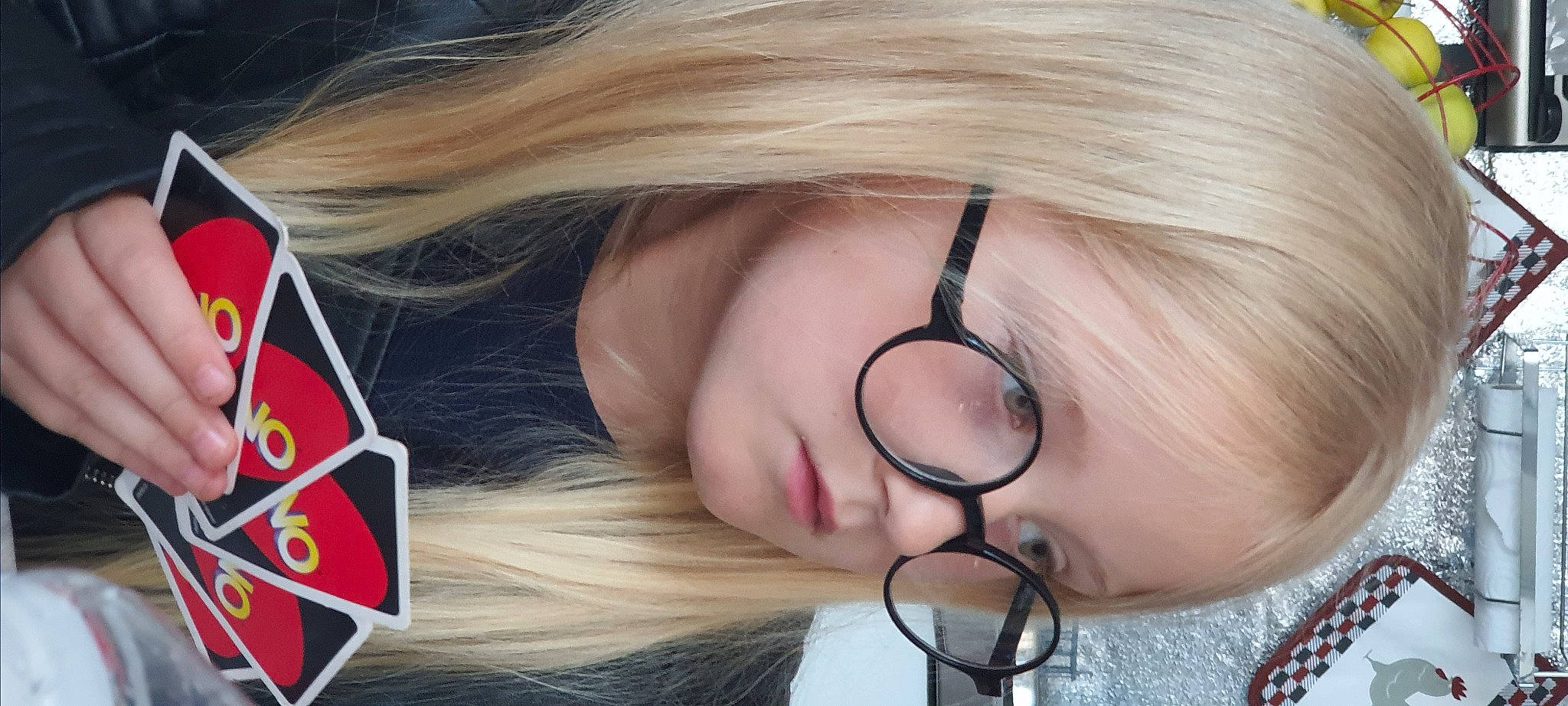 Shadow participe au concours pour gagner de l'argent avec cette photo : cheek, chin, ear, eye, eyebrow, eyelash, eyewear, facial_expression, forehead, glasses, hairstyle, hand, lip, mouth, neck, nose, organ, person, shoulder, skin