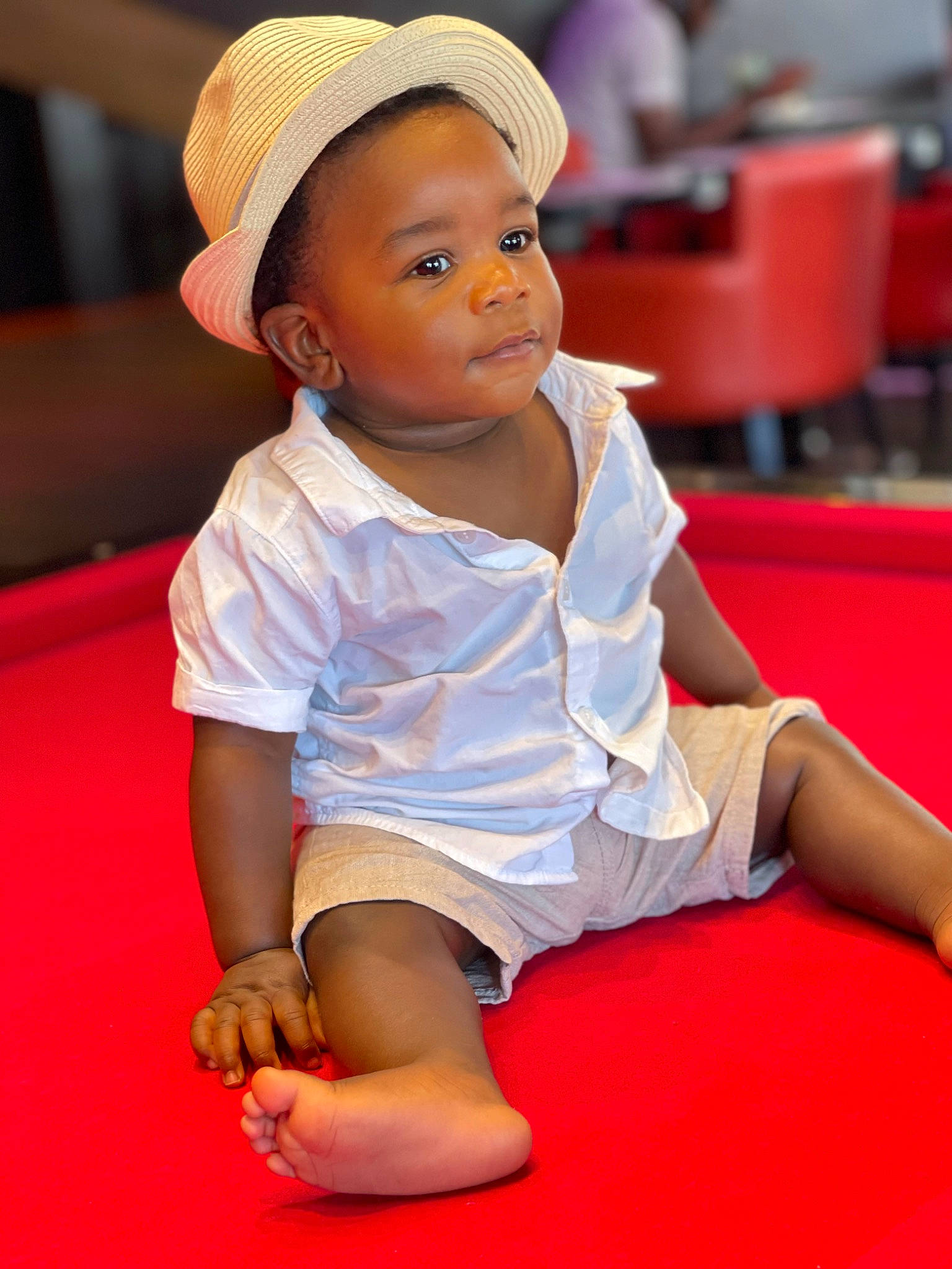Elijah a rejoint le concours — aidez-le/la à gagner de superbes lots ! baby, baby_toddler_clothing, cap, carpet, cheek, child, event, flooring, fun, happy, hat, human_leg, leisure, person, recreation, sitting, skin, sleeve, sun_hat, thigh
