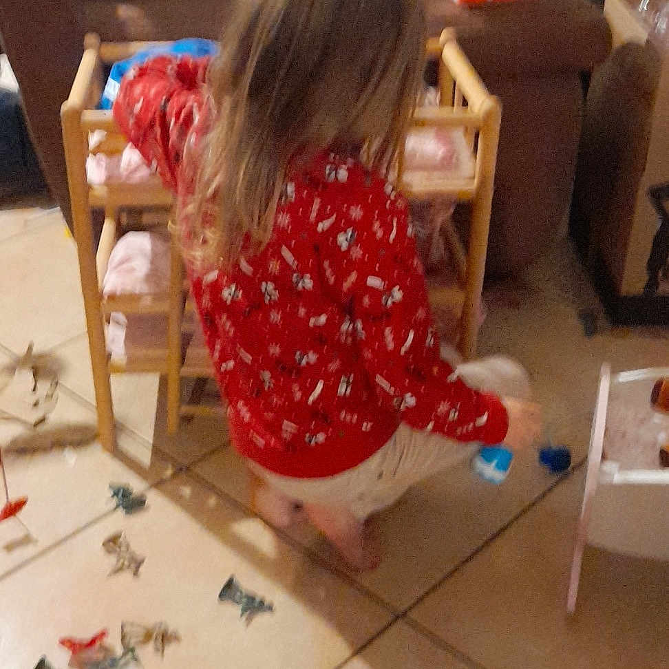 Vicky participe au concours pour gagner de l'argent avec cette photo : chair, child, comfort, drawer, floor, flooring, fun, furniture, hardwood, human_leg, lap, leisure, living_room, pattern, play, room, sitting, thigh, toddler, wood