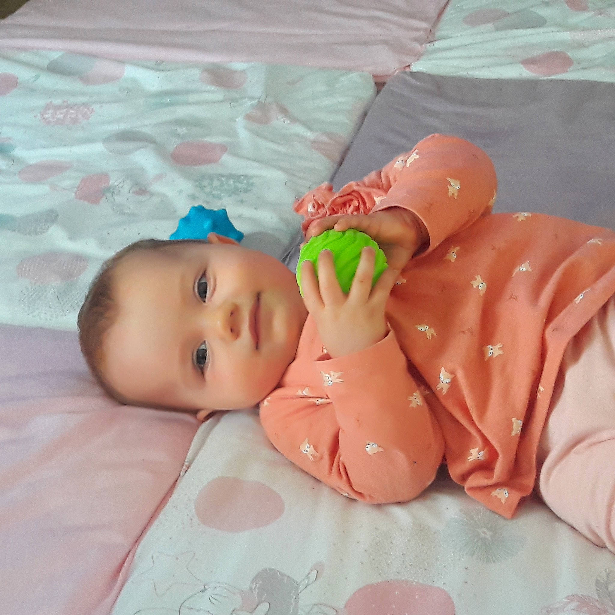 Aimée a rejoint le concours — aidez-le/la à gagner de superbes lots ! baby, baby_products, baby_safety, baby_sleeping, baby_toddler_clothing, bedtime, cheek, child, comfort, linens, pattern, person, portrait_photography, product, room, skin, sleep, toddler, wood