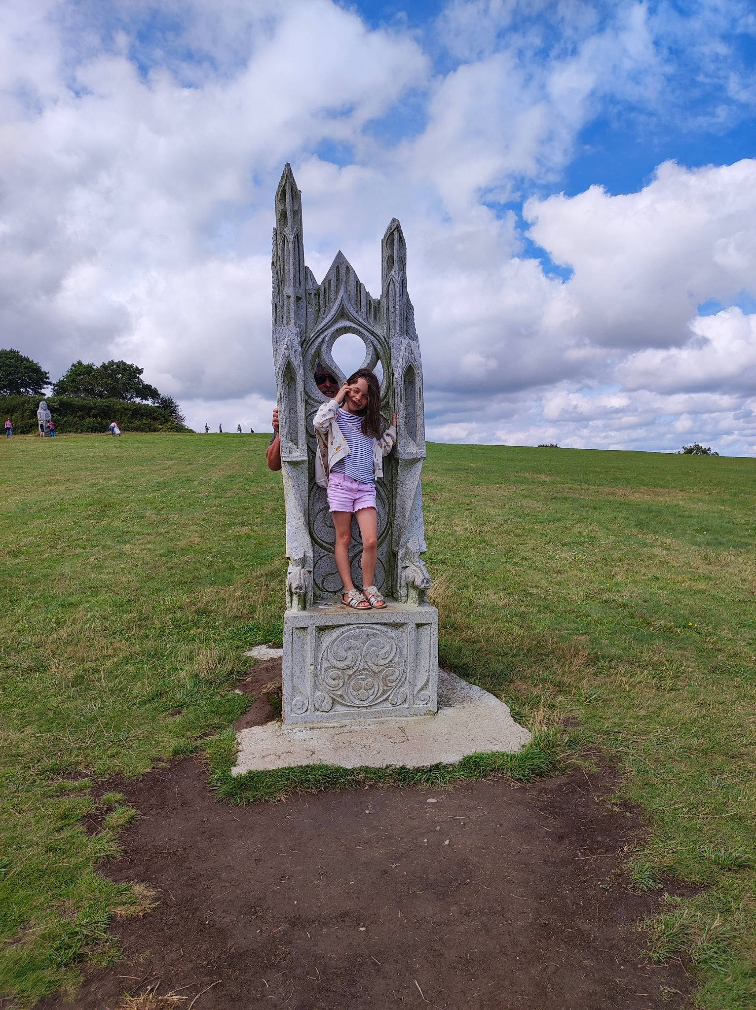 Morgane a rejoint le concours — aidez-le/la à gagner de superbes lots ! art, cloud, grass, grassland, historic_site, house, joy, landscape, leisure, memorial, monument, pasture, person, plant, recreation, rock, sculpture, sky, soil, statue