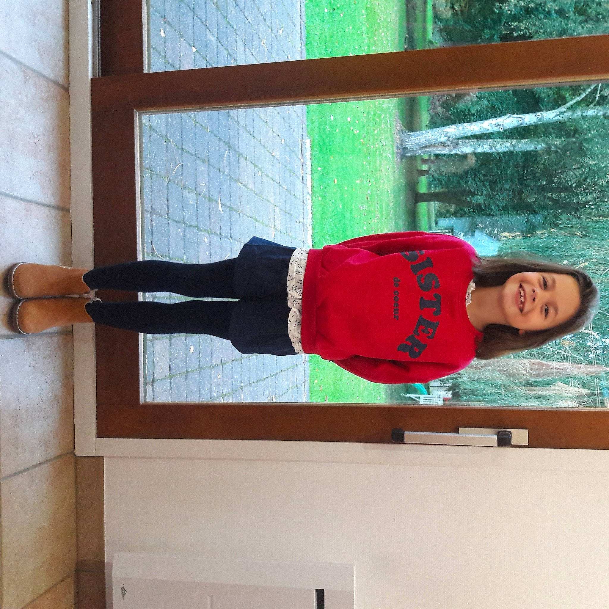 Morgane a rejoint le concours — aidez-le/la à gagner de superbes lots ! active_pants, carmine, elbow, electric_blue, hat, human_leg, joy, knee, person, room, sleeve, smile, sportswear, t_shirt, thigh, waist, wrist